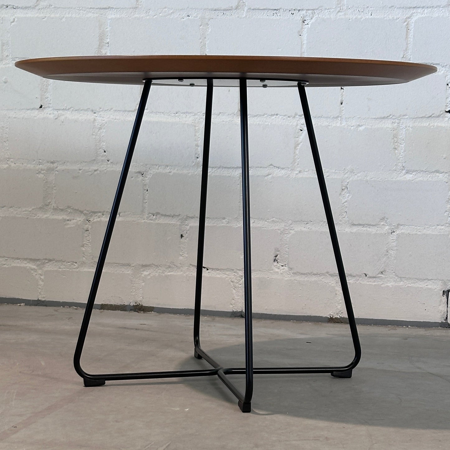 Johanson Speed Table Beistelltisch mit runder Holzplatte und schwarzem Metallgestell.