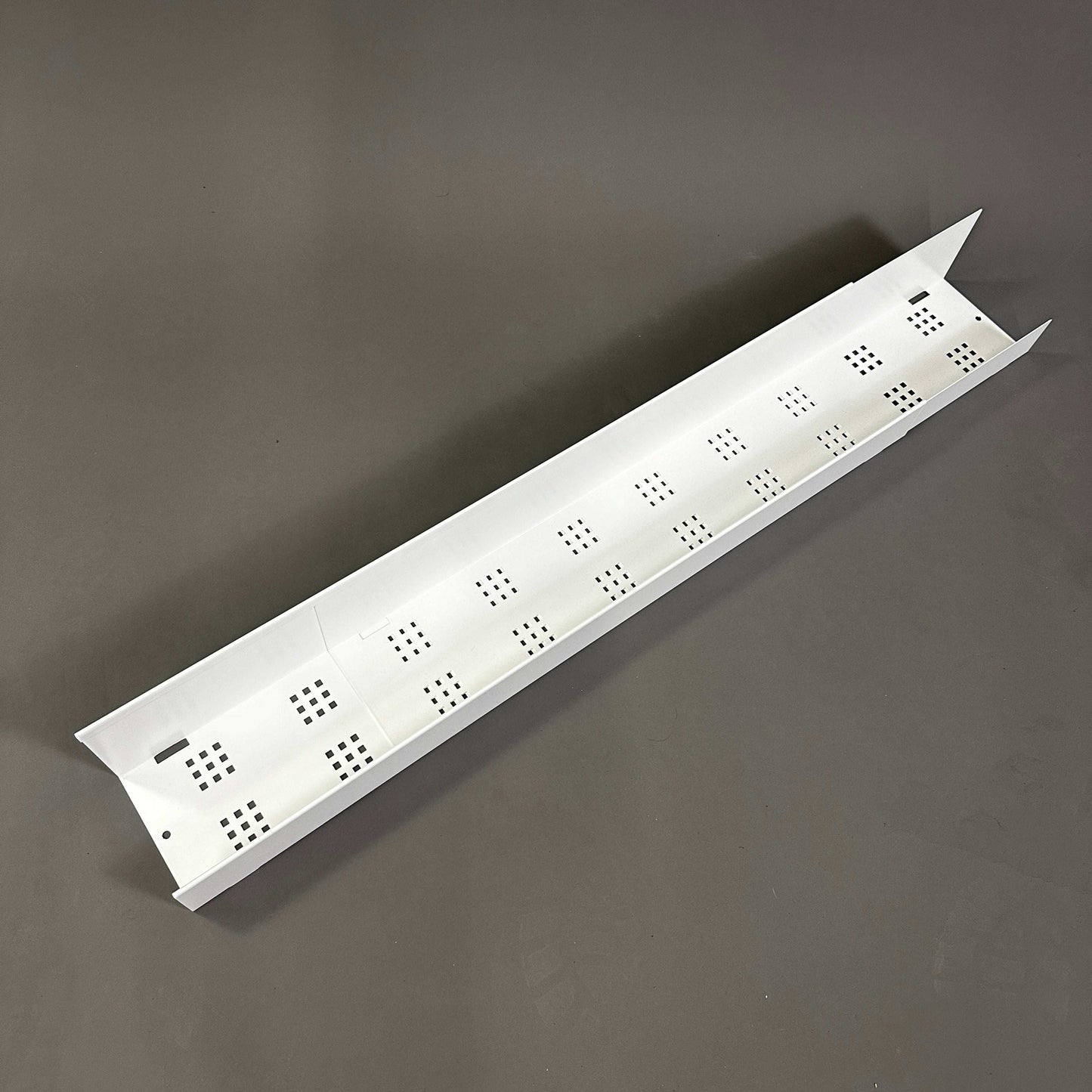 verstellbarer weißer Kabelkanal 80 bis 150 cm mit Belüftungslöchern und Montagehalterung