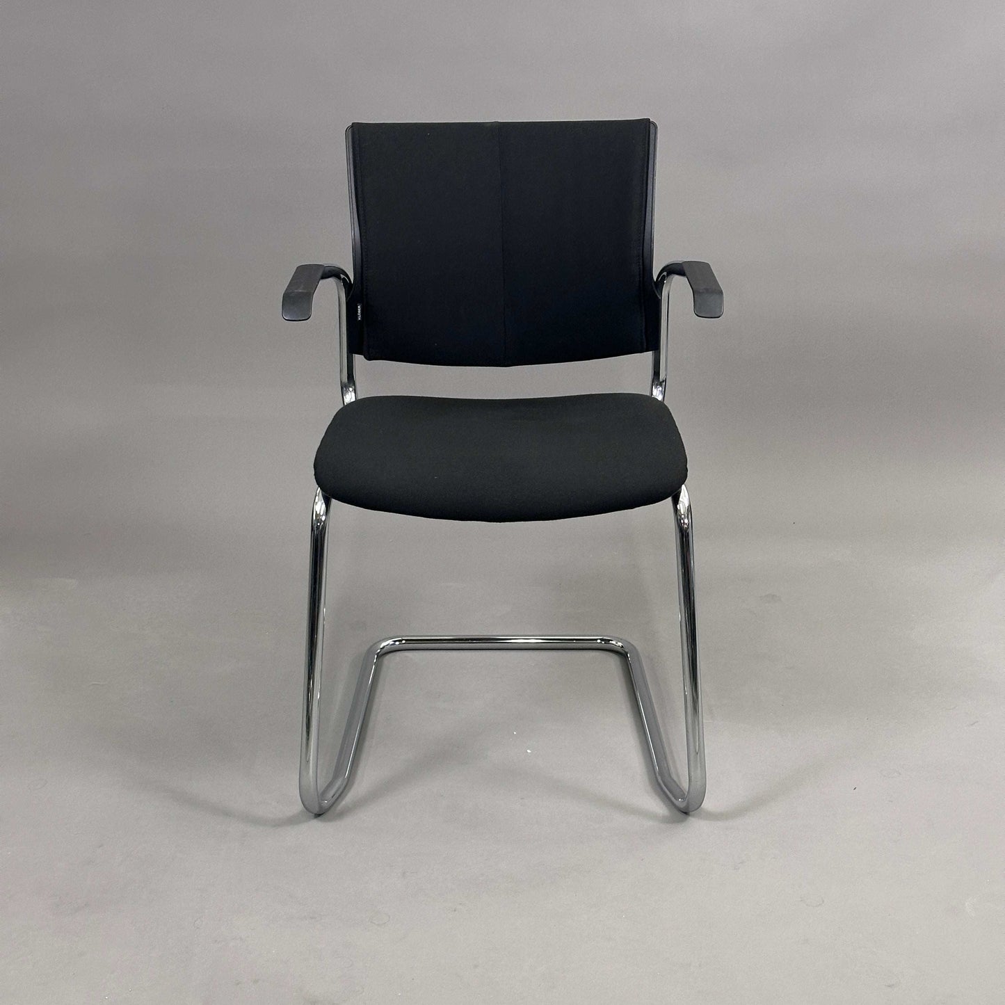 Klöber Besprechungsstuhl with black upholstery and chrome frame, stackable conference chair