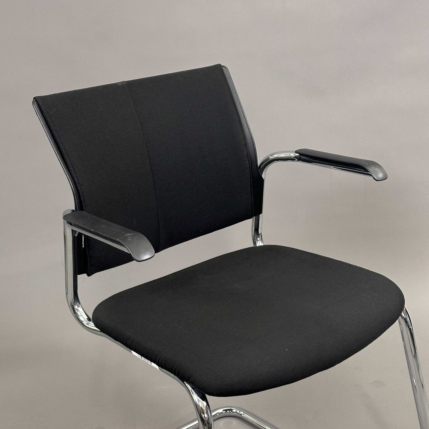 Klöber Besprechungsstuhl with black upholstery and chrome frame, stackable conference chair