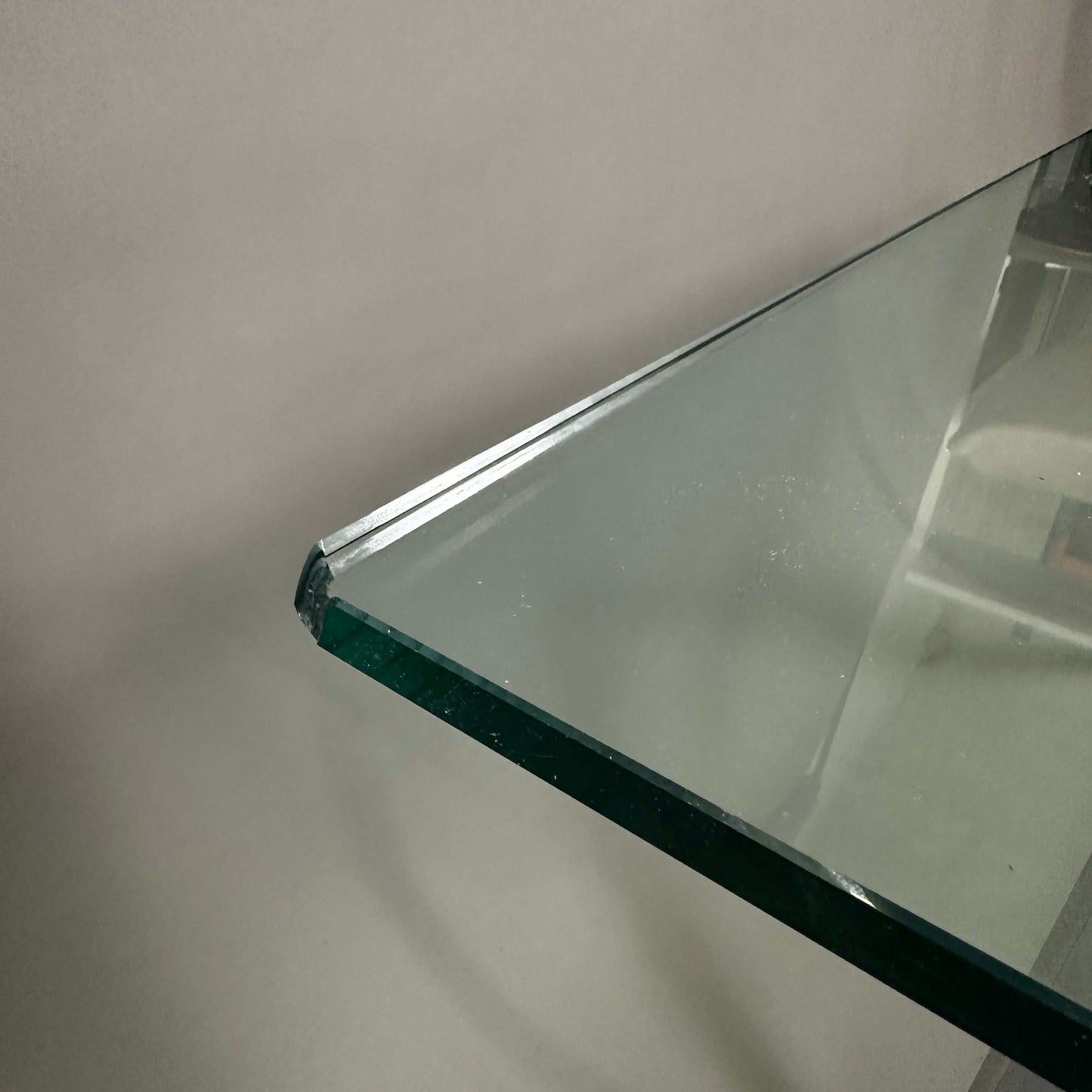 Knoll International Barcelona Couchtisch mit 15mm Glasplatte und verchromtem Stahlgestell, Design von Ludwig Mies van der Rohe.