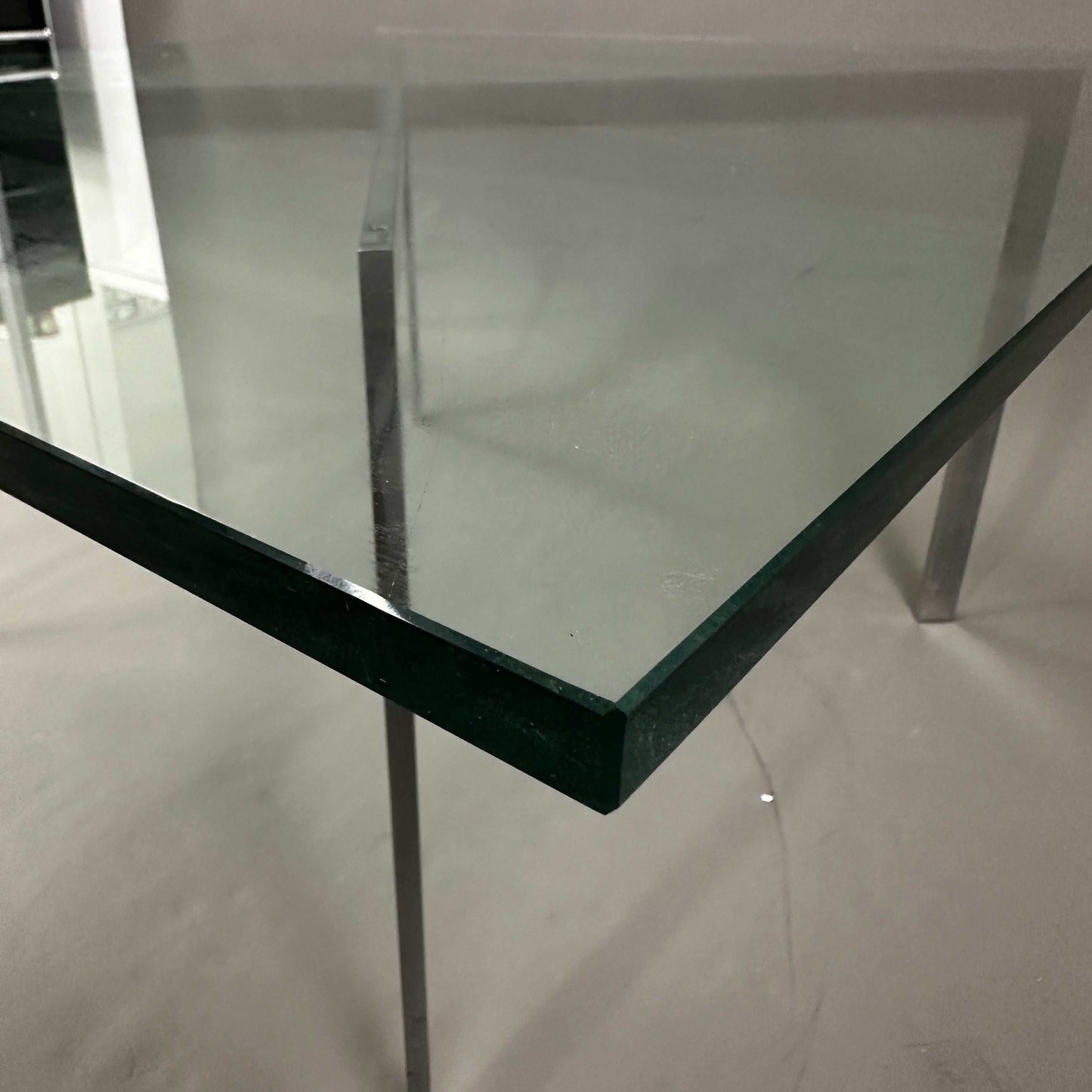 Knoll International Barcelona Couchtisch mit neuer Glasplatte und verchromtem Stahlgestell, quadratisch, modernes Design von Ludwig Mies van der Rohe.