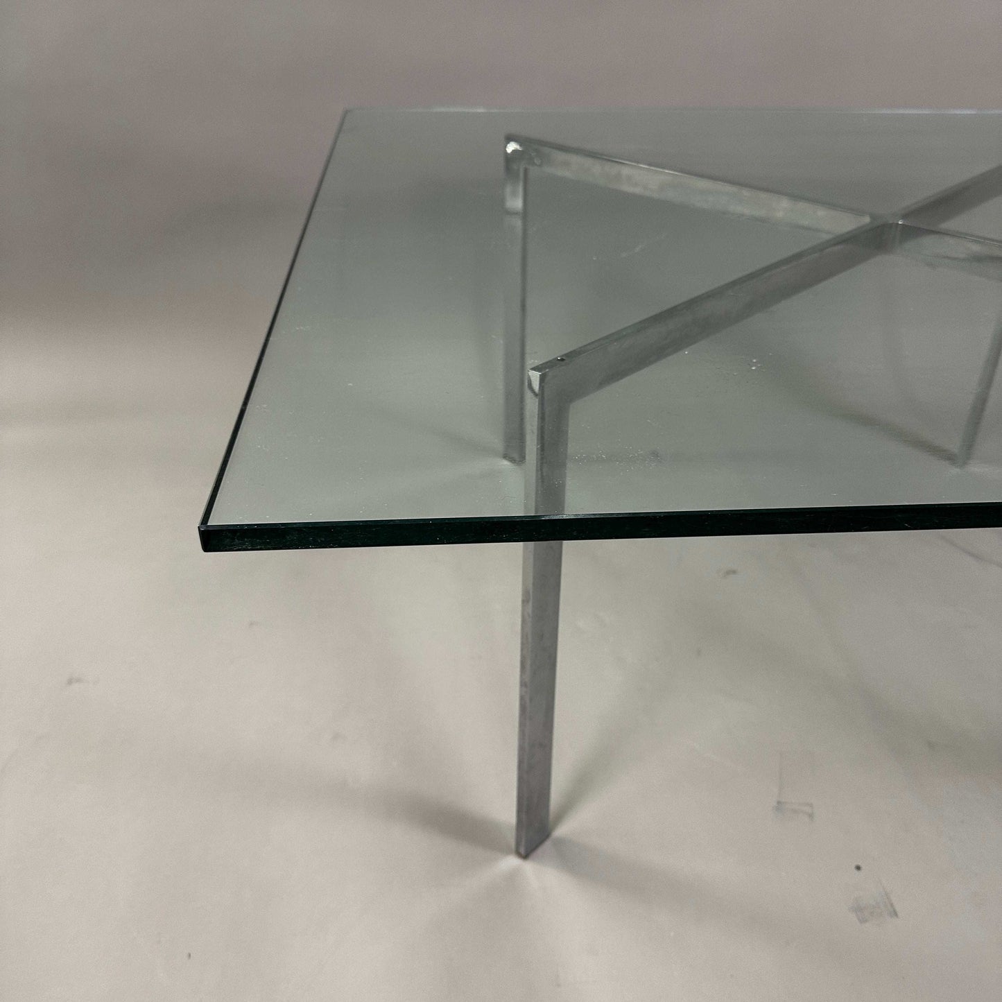 Knoll International Barcelona Couchtisch mit Glasplatte und verchromtem Stahlgestell, modernes Design von Ludwig Mies van der Rohe.