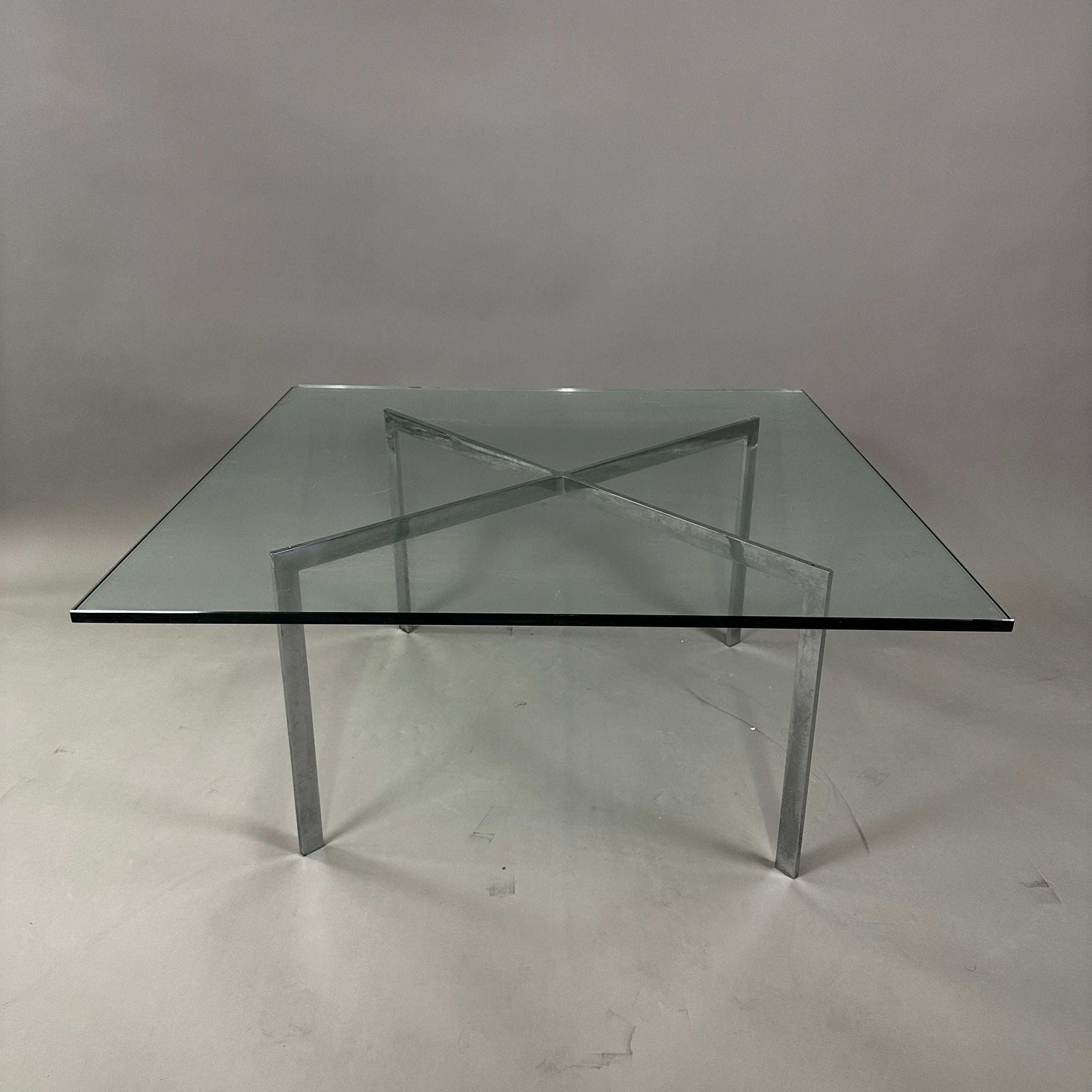 Knoll International Barcelona Couchtisch mit neuer Glasplatte und verchromtem Stahlgestell, quadratisch und modern gestaltet.