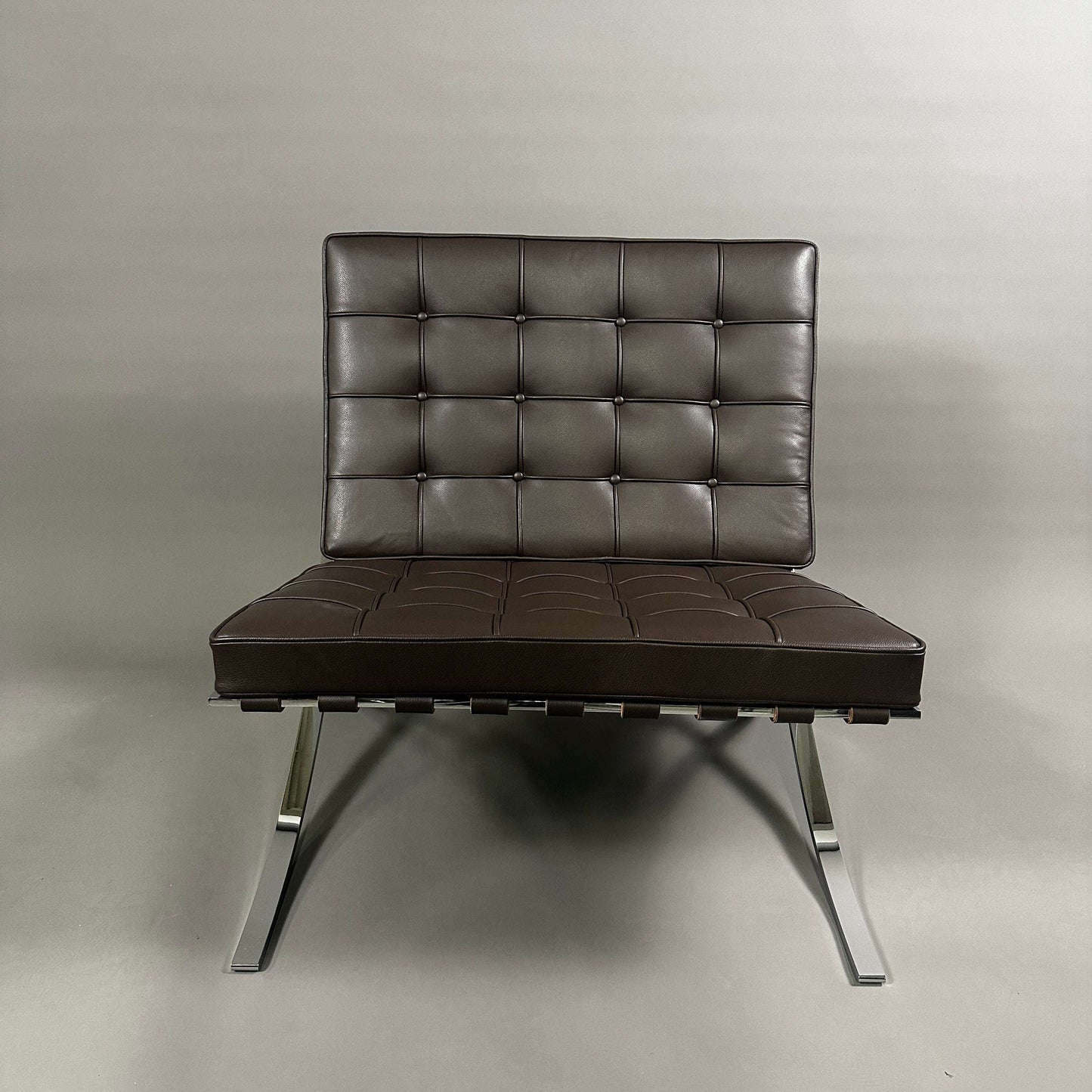 Knoll International Barcelona Sessel aus braunem Leder mit verchromtem Stahlgestell und zeitlosem Design von Ludwig Mies van der Rohe