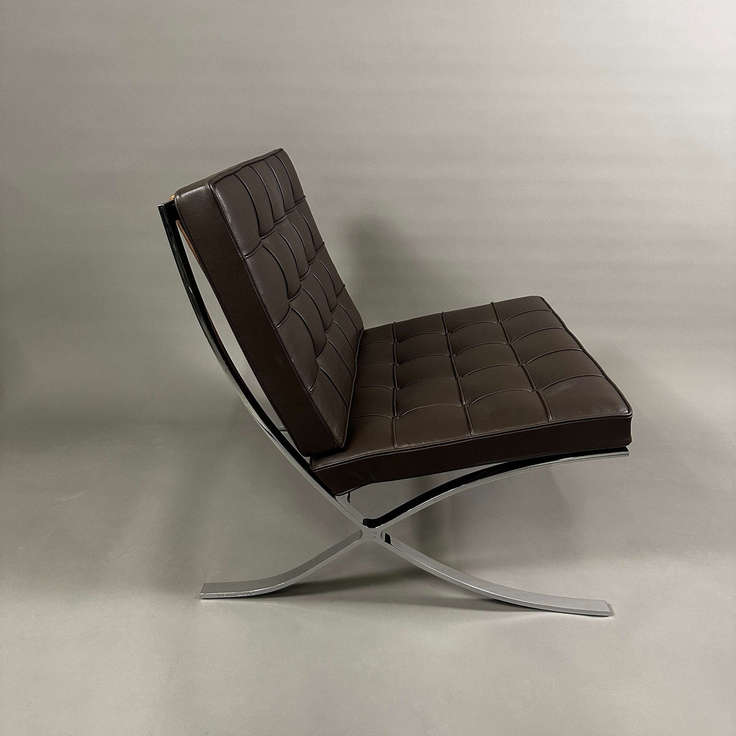 Knoll International Barcelona Sessel aus braunem Leder mit verchromtem Stahlgestell, modernes Design von Ludwig Mies van der Rohe.