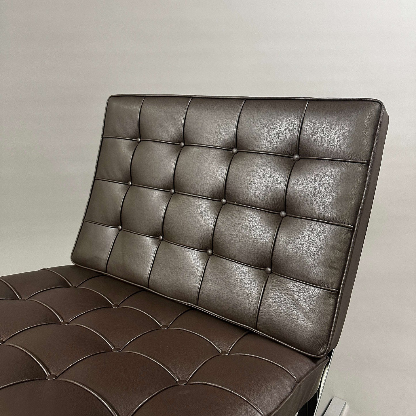 Knoll International Barcelona Sessel braunes Leder mit Knöpfen und verchromtem Stahlgestell