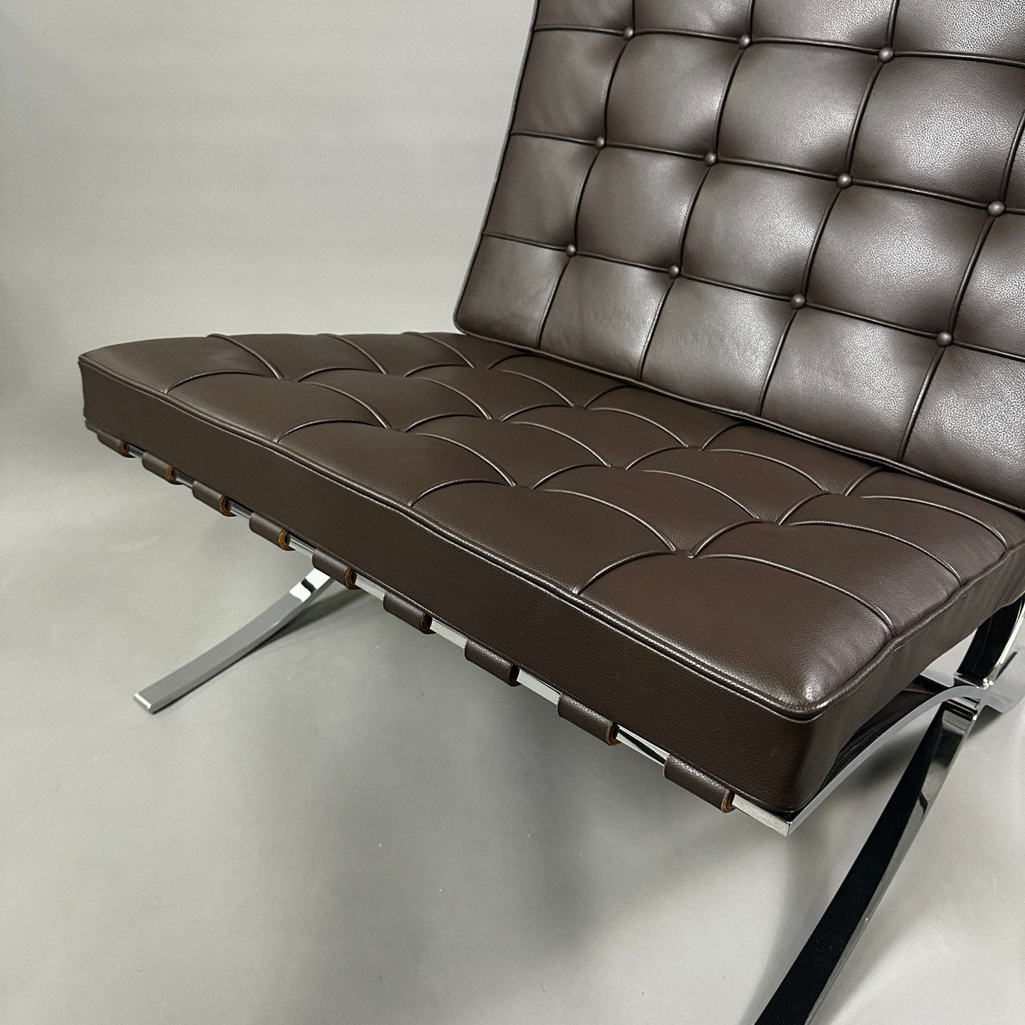 Knoll International Barcelona Sessel aus braunem Leder mit verchromtem Gestell und charakteristischen Kedernähten.