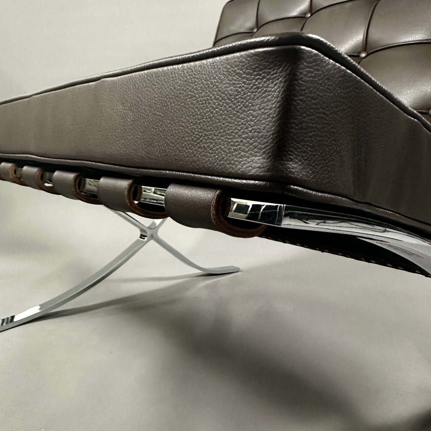Knoll International Barcelona Sessel aus braunem Leder mit verchromtem Flachstahlgestell, Design von Ludwig Mies van der Rohe.
