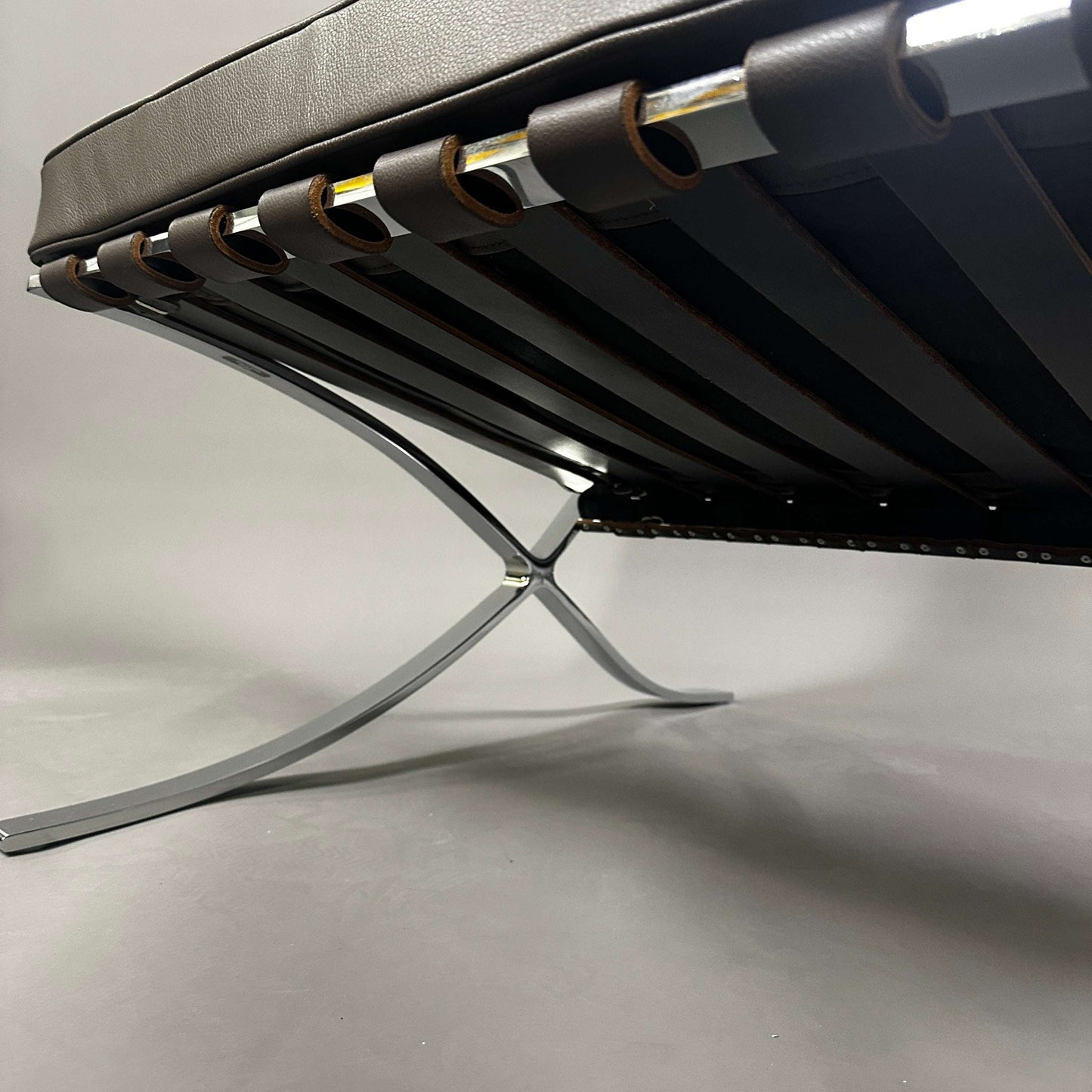 Knoll International Barcelona Sessel braunes Leder mit verchromtem Flachfederstahlgestell, modernes Design von Ludwig Mies van der Rohe