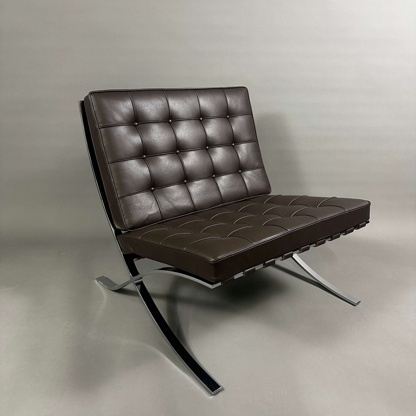 Knoll International Barcelona Sessel aus braunem Leder mit verchromtem Flachfederstahlgestell, entworfen von Ludwig Mies van der Rohe, modernes Designklassiker
