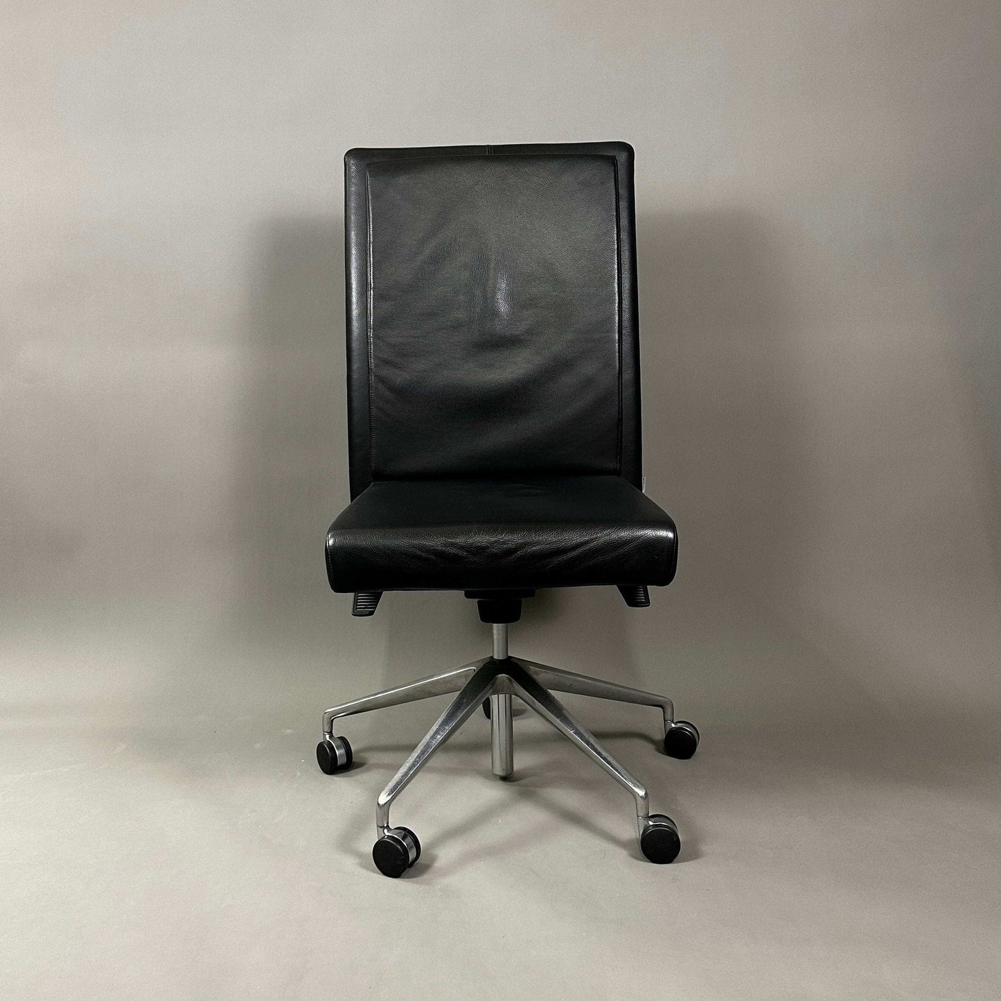 Knoll Jason Leder black leather office chair with adjustable height and lockable backrest on caster wheels