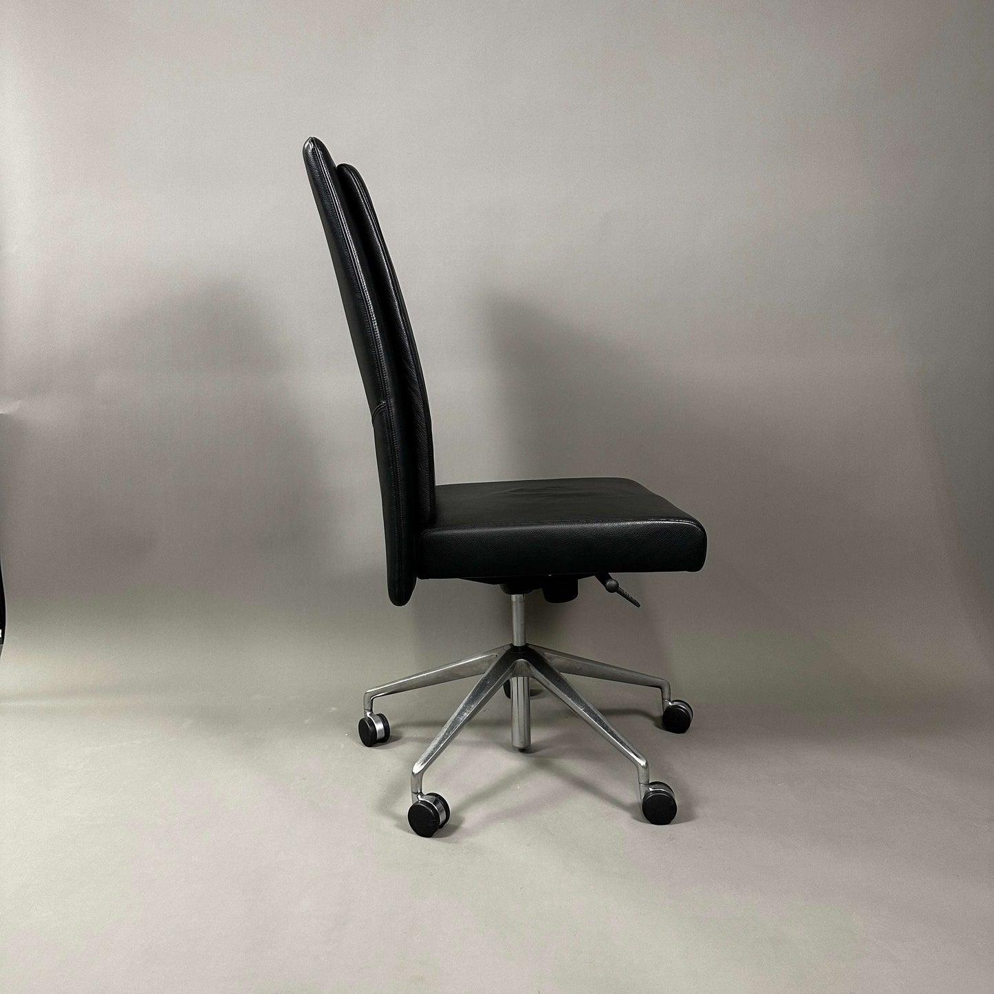 Black Knoll Jason Leder office chair with adjustable height and lockable backrest on wheels