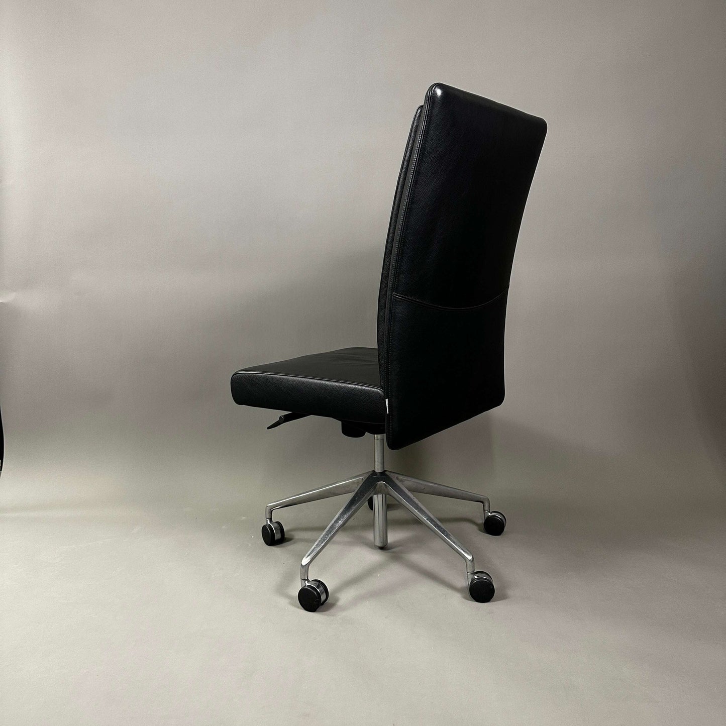 Knoll Jason Leder black leather office chair with adjustable height and reclining backrest on casters