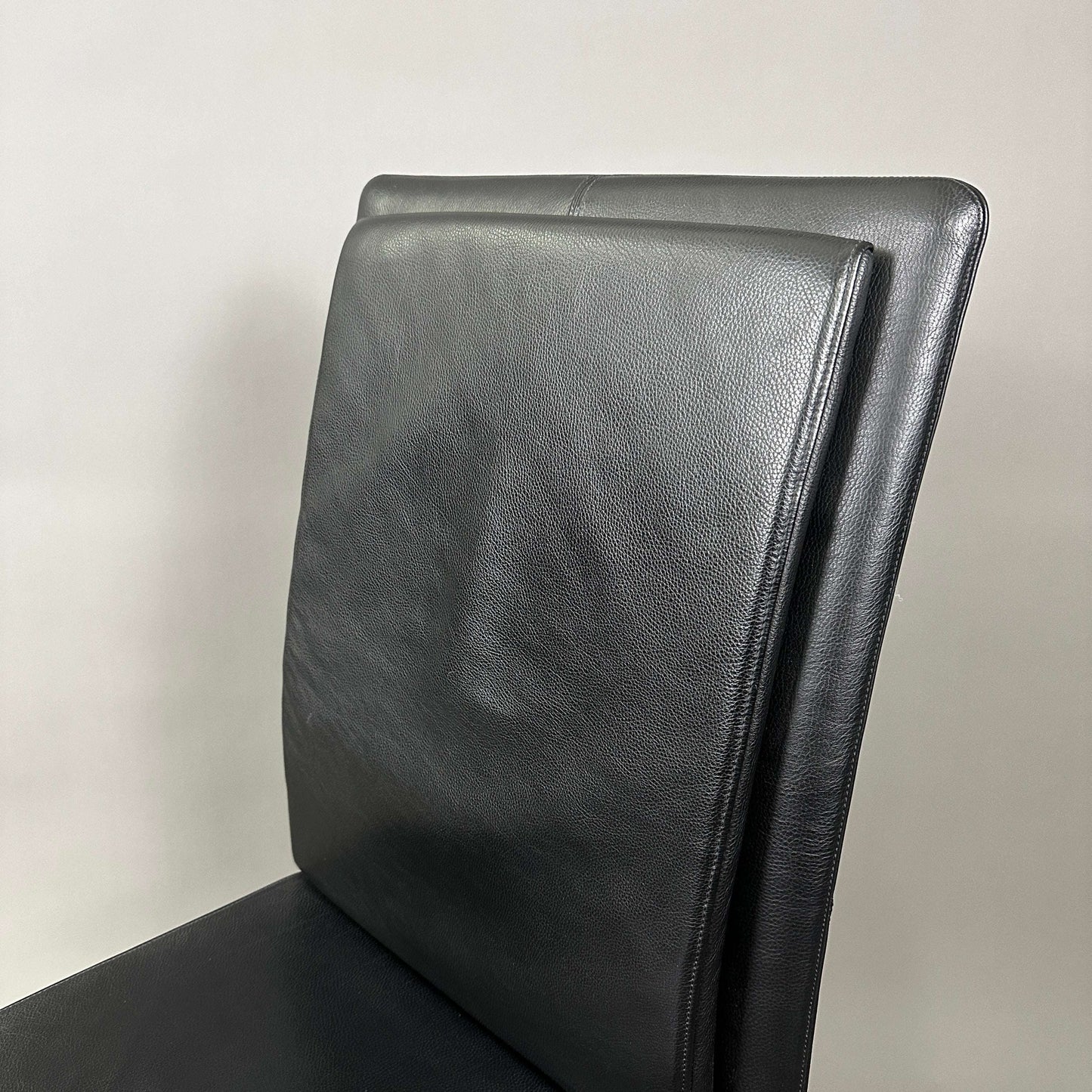Black Knoll Jason Leder leather office chair backrest close-up with ergonomic design