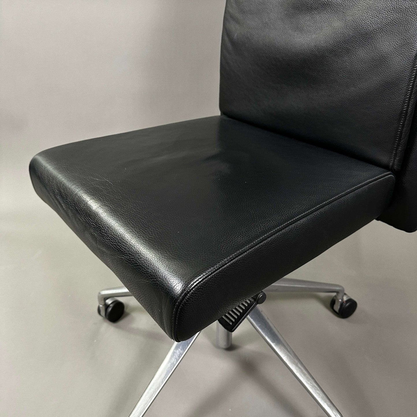 Black leather office chair Knoll Jason Leder with adjustable height and lockable recline backrest