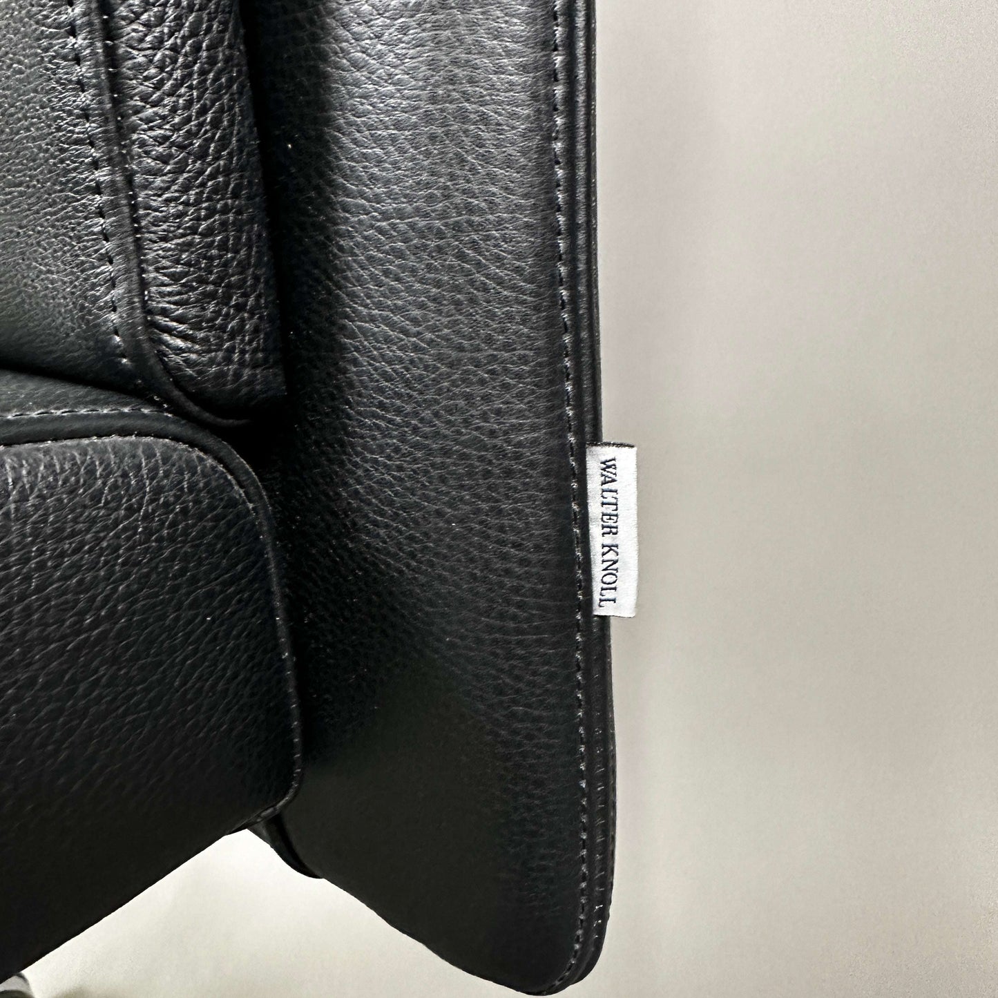 Close-up of black leather Knoll Jason Leder office chair with Walter Knoll label