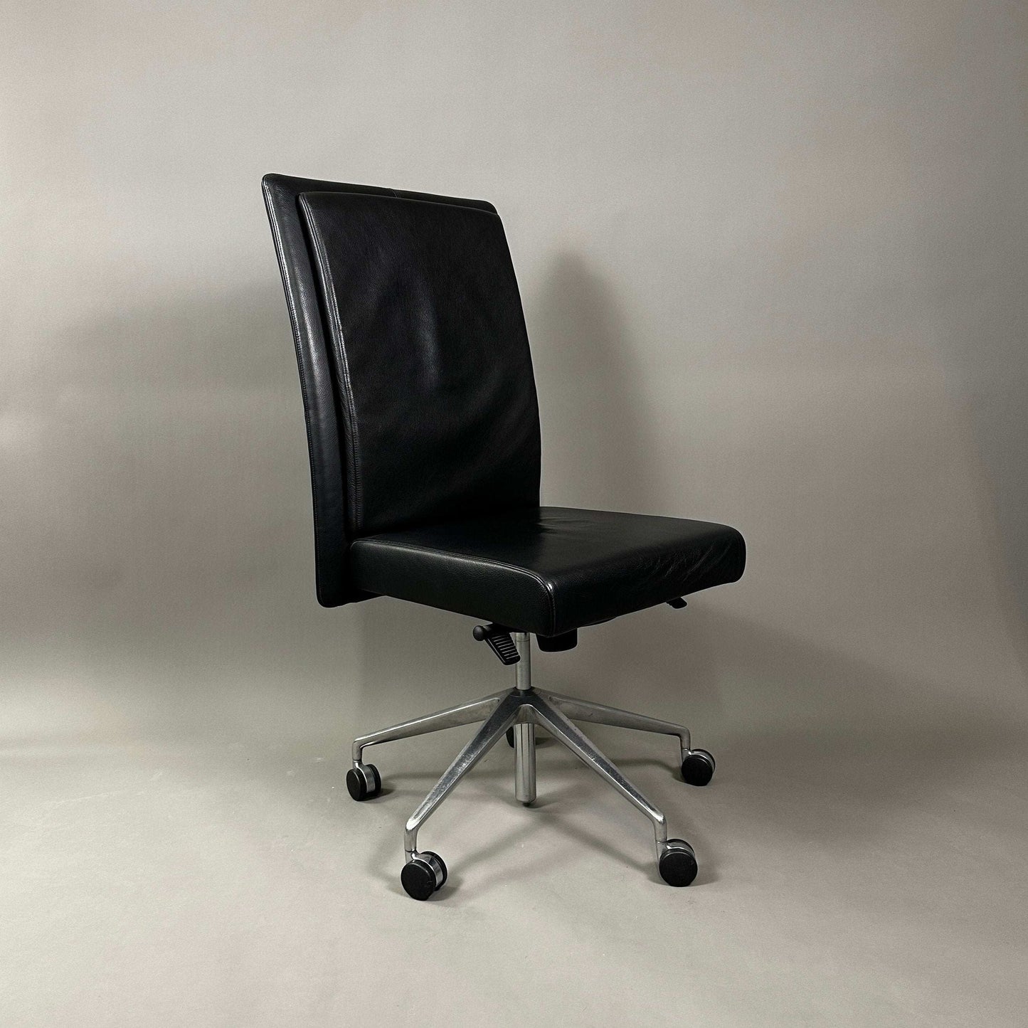 Knoll Jason Leder black leather adjustable office chair with swivel base and caster wheels