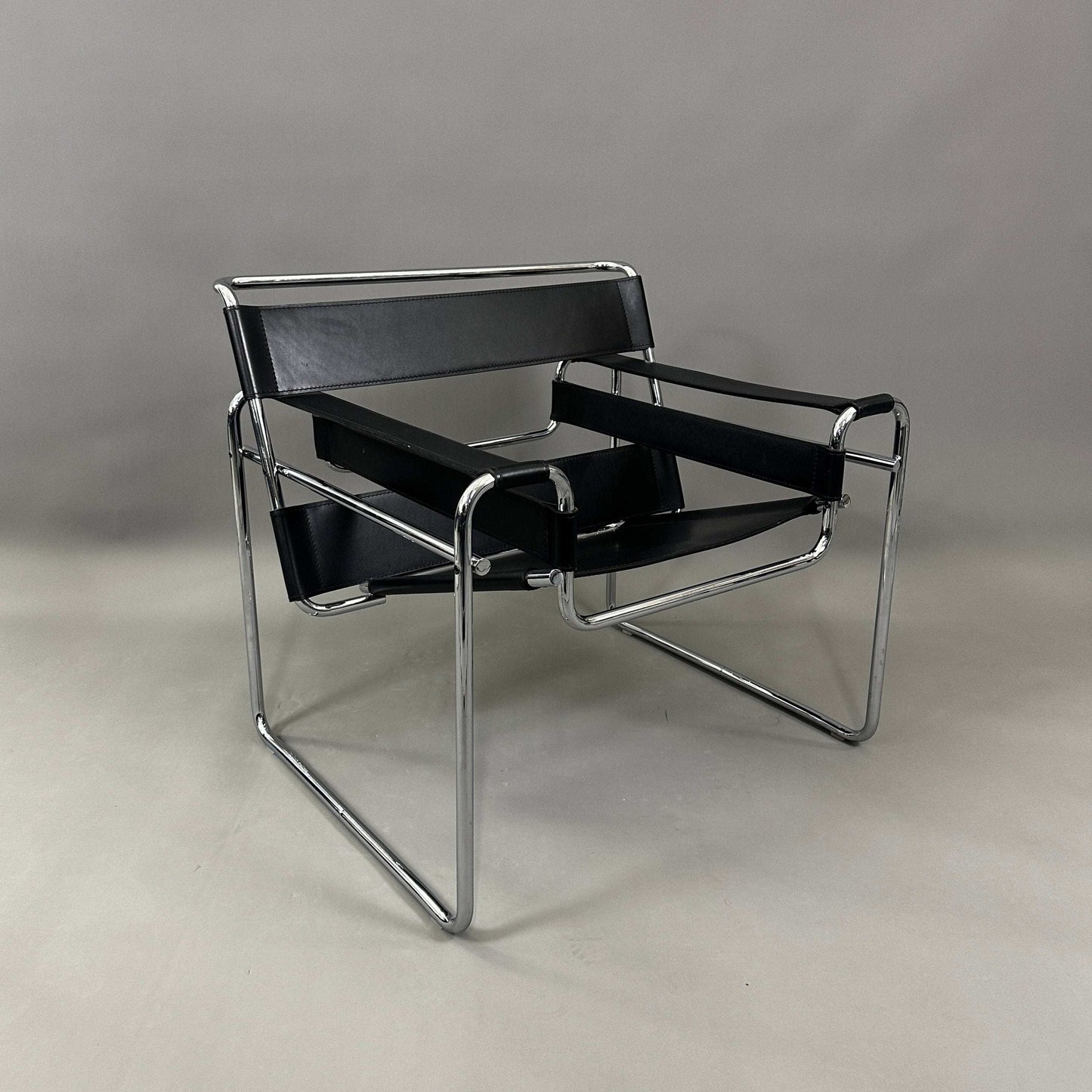 Black Knoll Wassily Chair with chrome frame and black leather seat, modern Bauhaus design by Marcel Breuer.