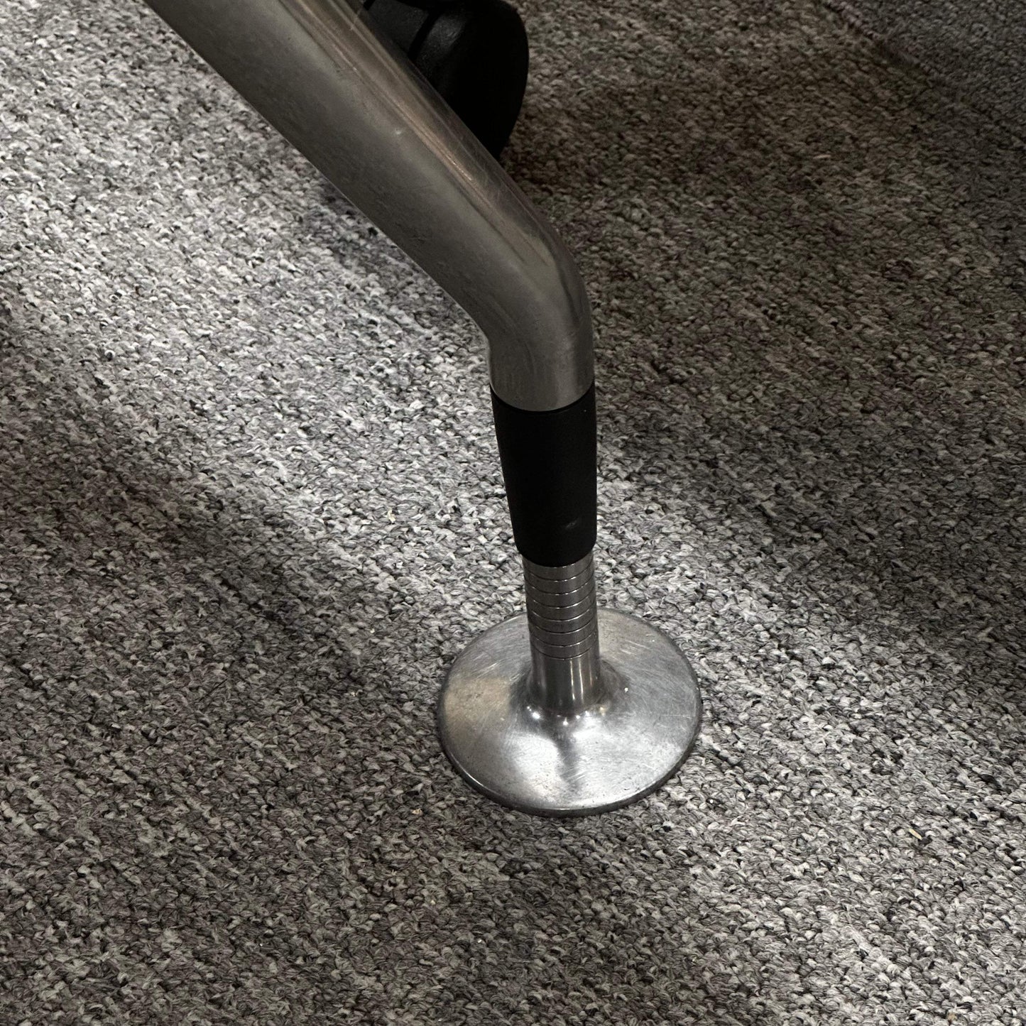 Legs of white and silver Konferenztisch 4m x 80 cm on grey carpet floor