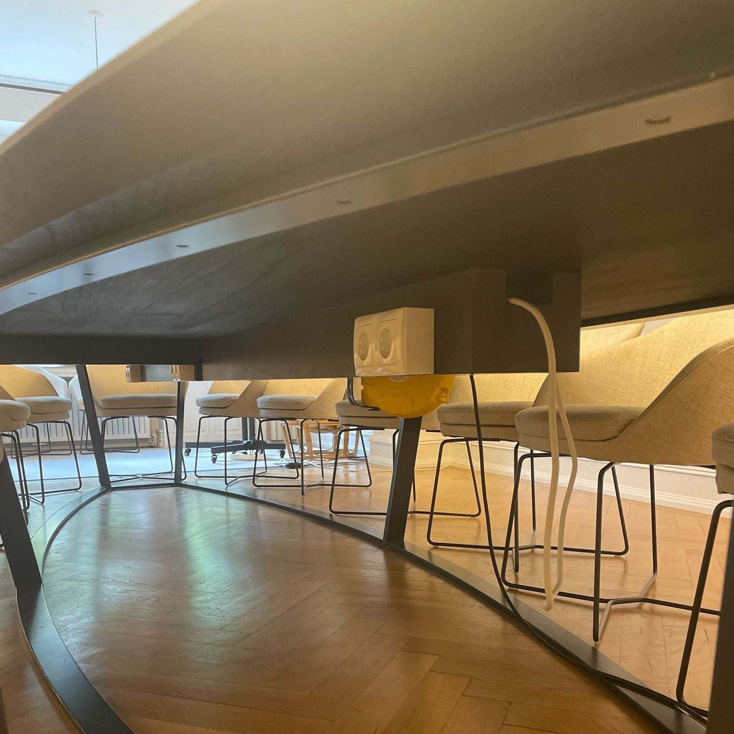 moderner Konferenztisch Holz 460x170 cm mit Gusseisengestell und integrierter Elektrifizierung unter der Tischplatte