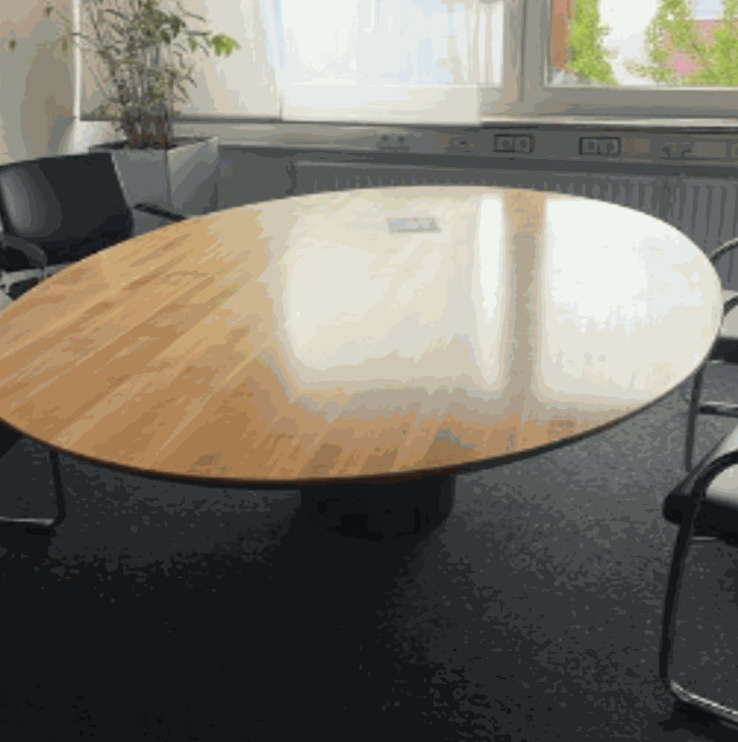 runder Konferenztisch Holz schwebend 220x160cm mit moderner Optik im Büro