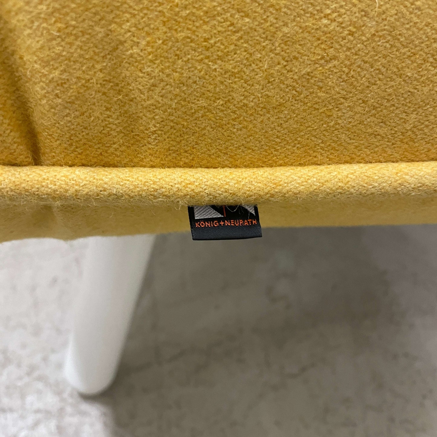 König & Neurath gelber Sessel NET.WORK.PLACE Sitzmöbel mit Stoffbezug und weißem Bein