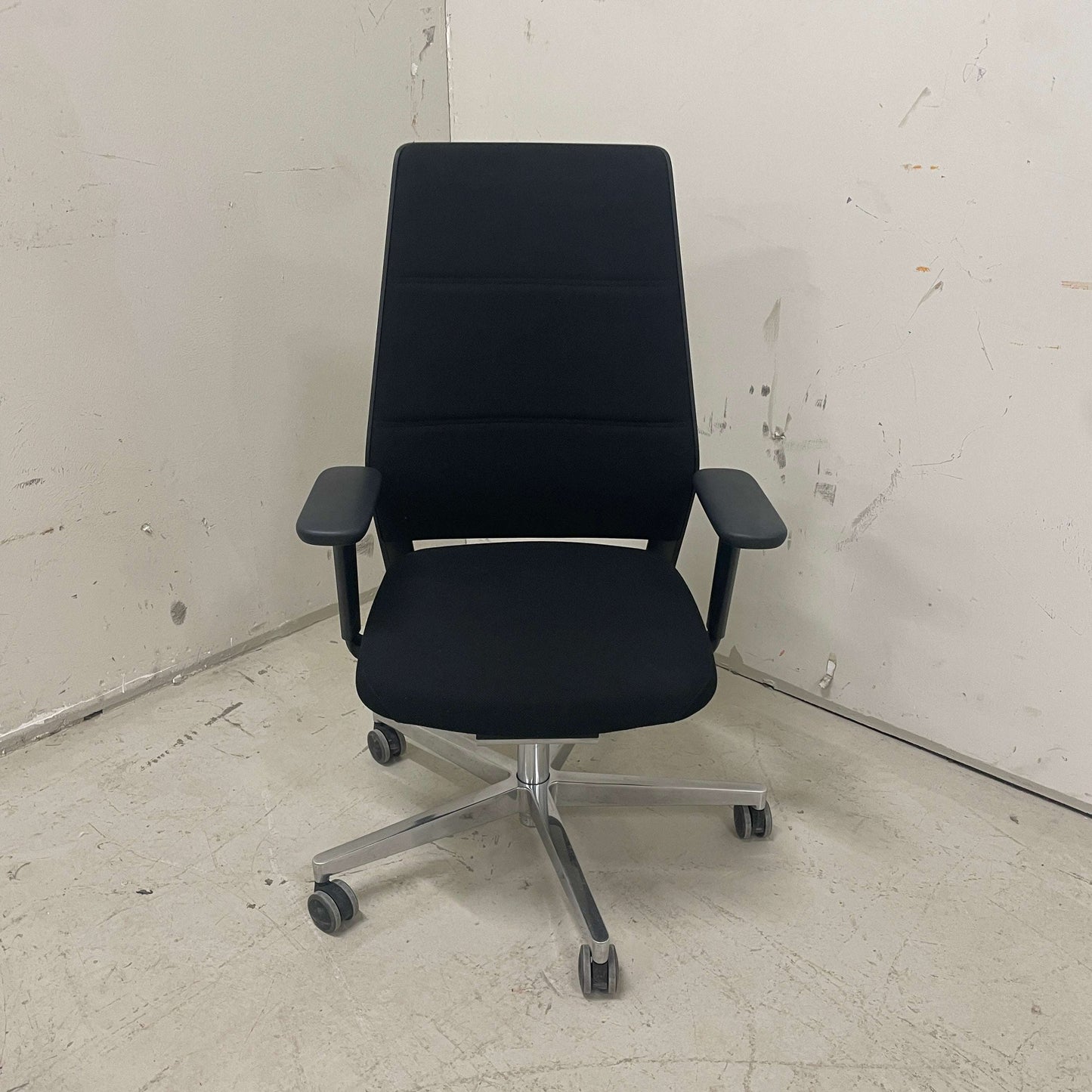 Kusch & Co Sao Paulo Bürostuhl schwarz mit verstellbarer Sitzhöhe, arretierbarer Rückenlehne, 4D-Armlehnen und Chromgestell