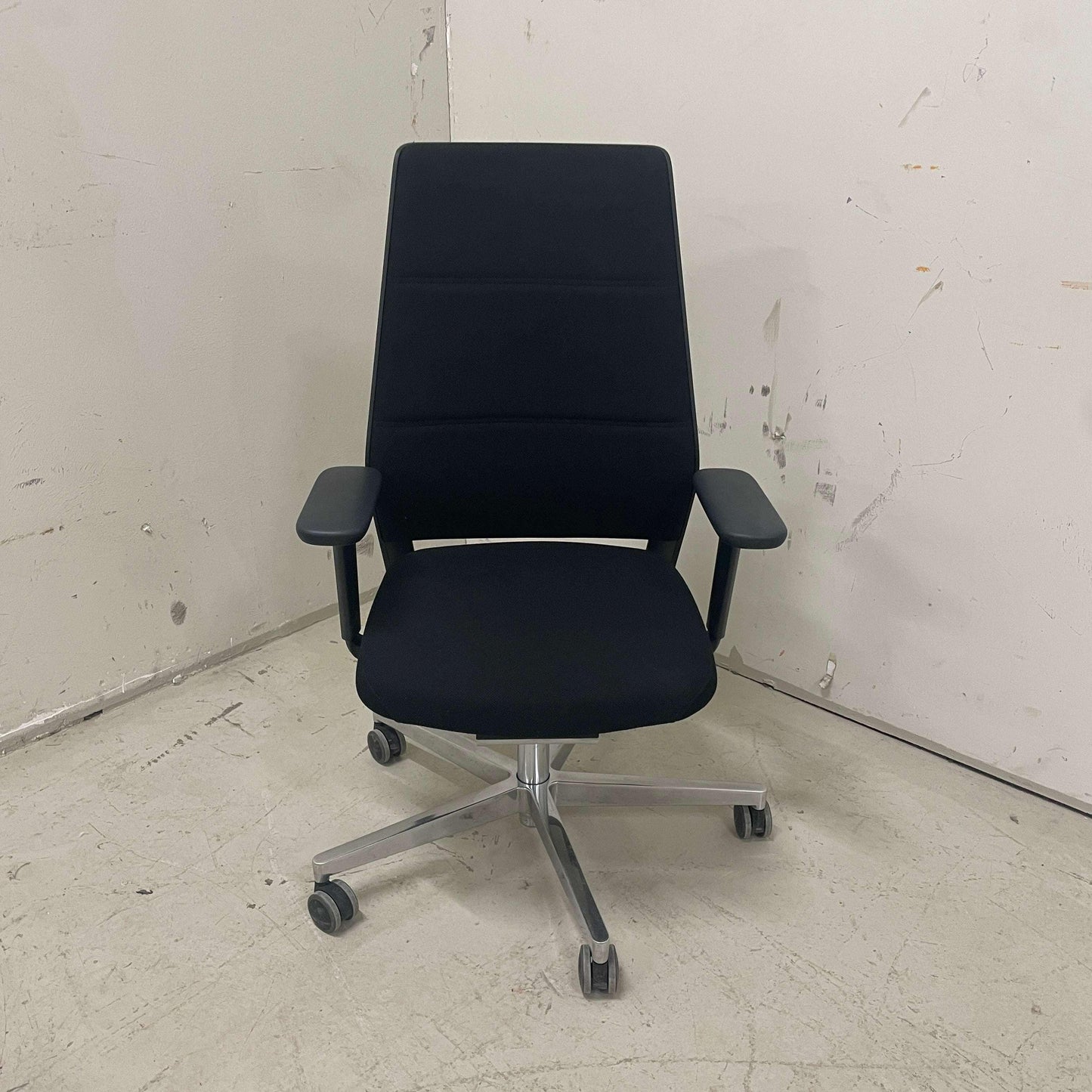 Kusch & Co Sao Paulo Bürostuhl schwarz mit verstellbarer Sitzhöhe, arretierbarer Rückenlehne, 4D-Armlehnen und Chromgestell