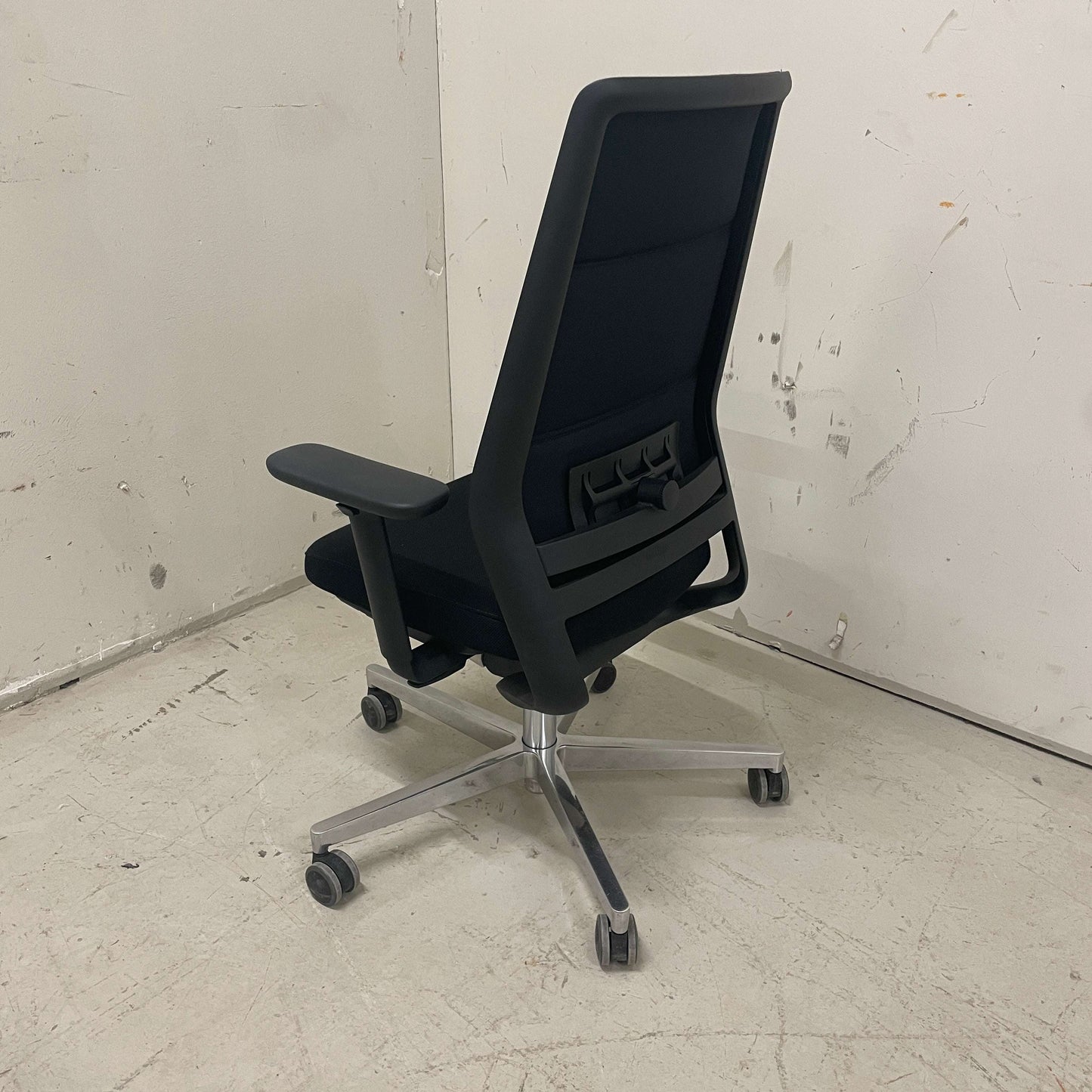 Kusch & Co Sao Paulo schwarzer Bürostuhl mit ergonomischer Rückenlehne und verstellbaren Armlehnen auf Chromrollgestell