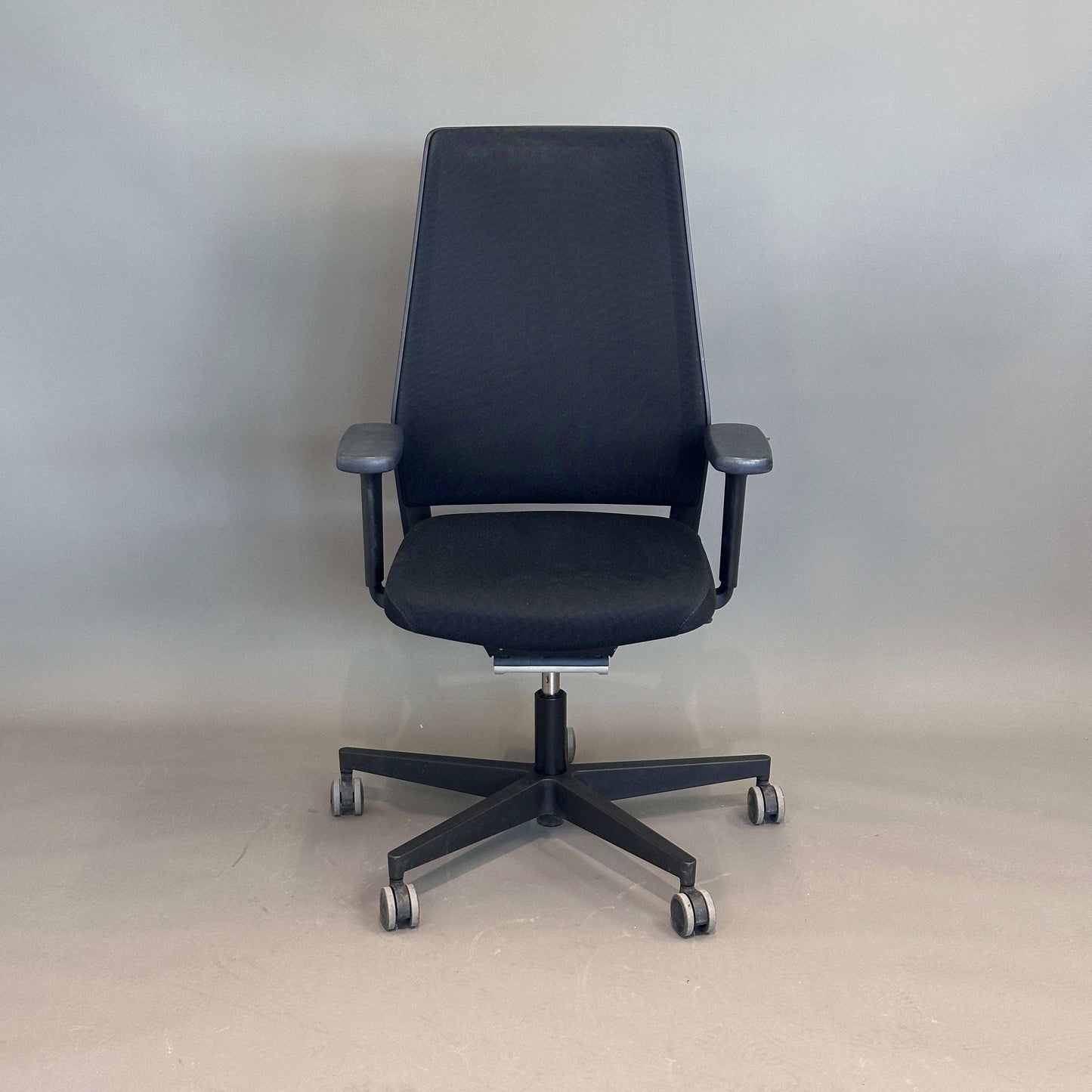 Schwarzer Kusch & Co Sao Paulo Bürostuhl mit Netzrückenlehne, höhenverstellbar und 2D-Armlehnen mit PU-Auflage