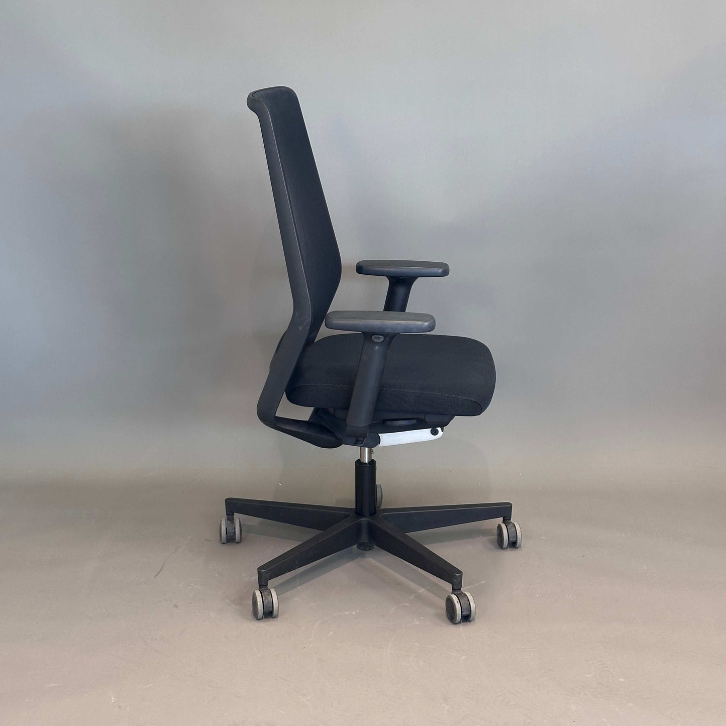 Kusch & Co Sao Paulo schwarzer Bürostuhl mit Netzrückenlehne, verstellbarer Sitzhöhe und 2D-Armlehnen