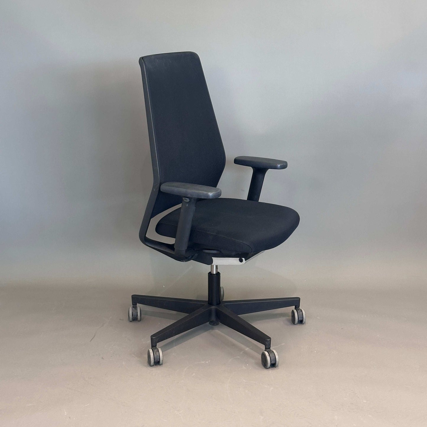 Kusch & Co Sao Paulo Bürostuhl schwarz mit Netzrückenlehne, stufenlos höhenverstellbar, arretierbarer Rückenlehne und 2D-Armlehnen mit PU-Auflage