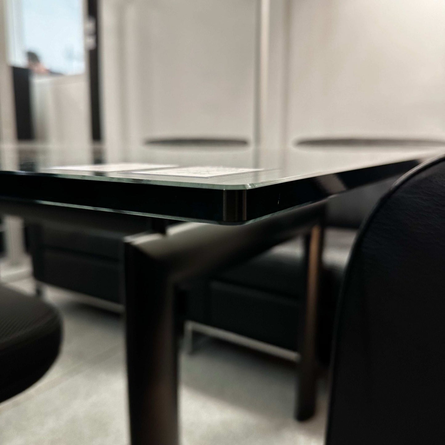 LC6 Tisch replica with adjustable height and clear glass tabletop measuring 225x120cm