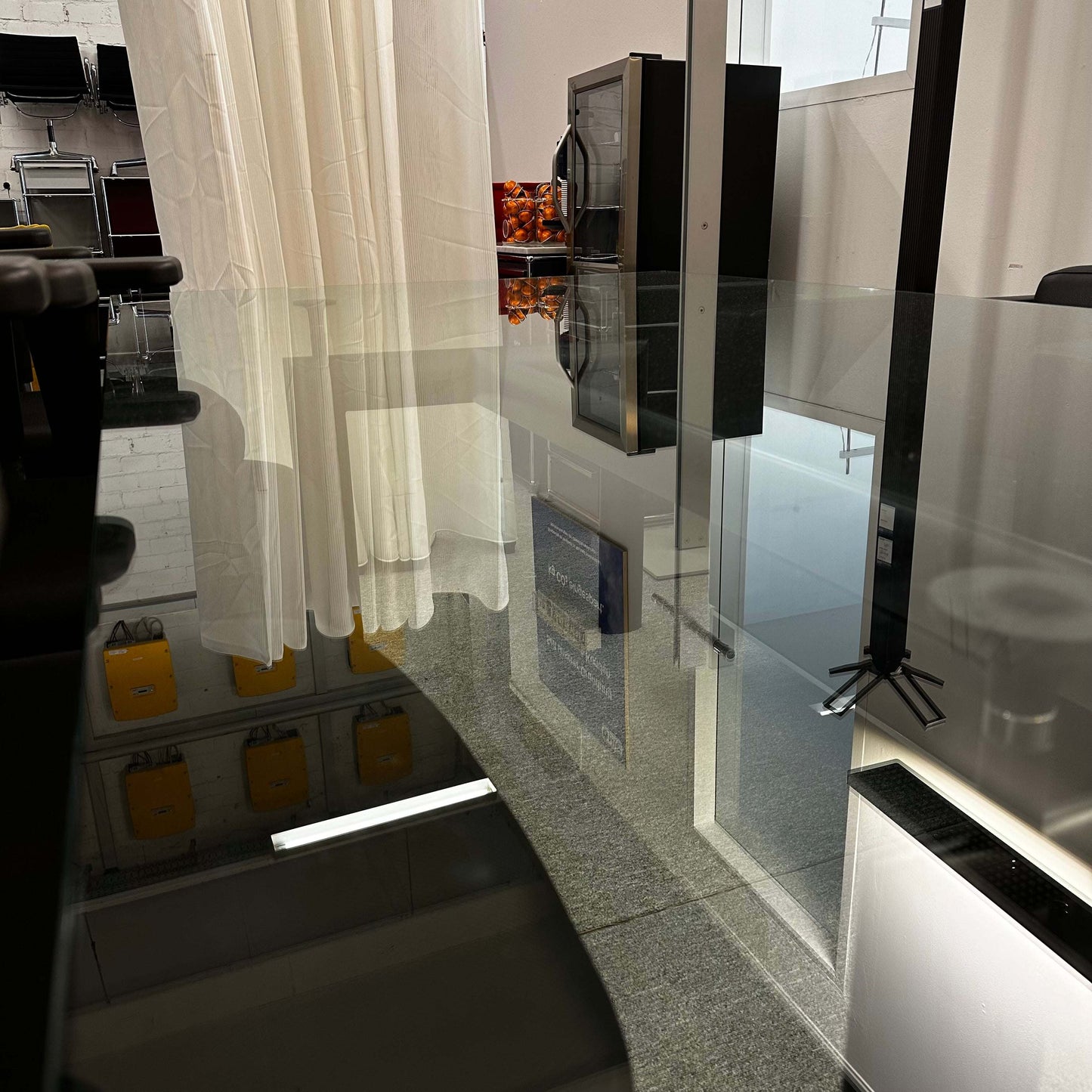 LC6 Tisch replica with adjustable glass tabletop measuring 225x120cm in good condition