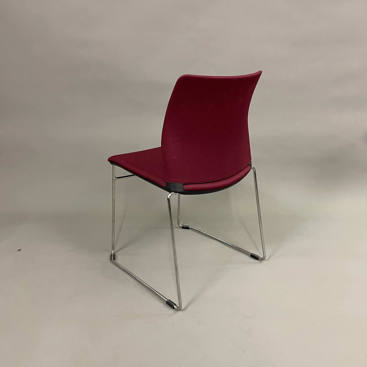 LD Seating Stapelstuhl Trend 522 gepolstert in dunkelrot mit Chromgestell, stapelbar