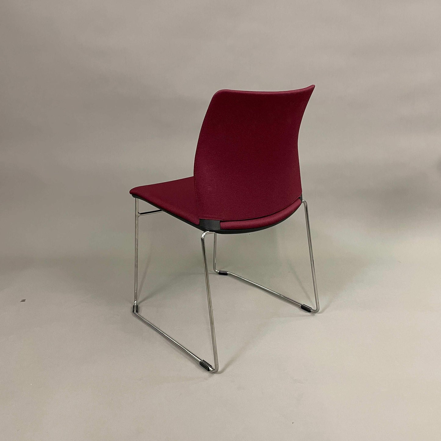 LD Seating Stapelstuhl Trend 522 gepolstert in dunkelrot mit Chromgestell, stapelbar