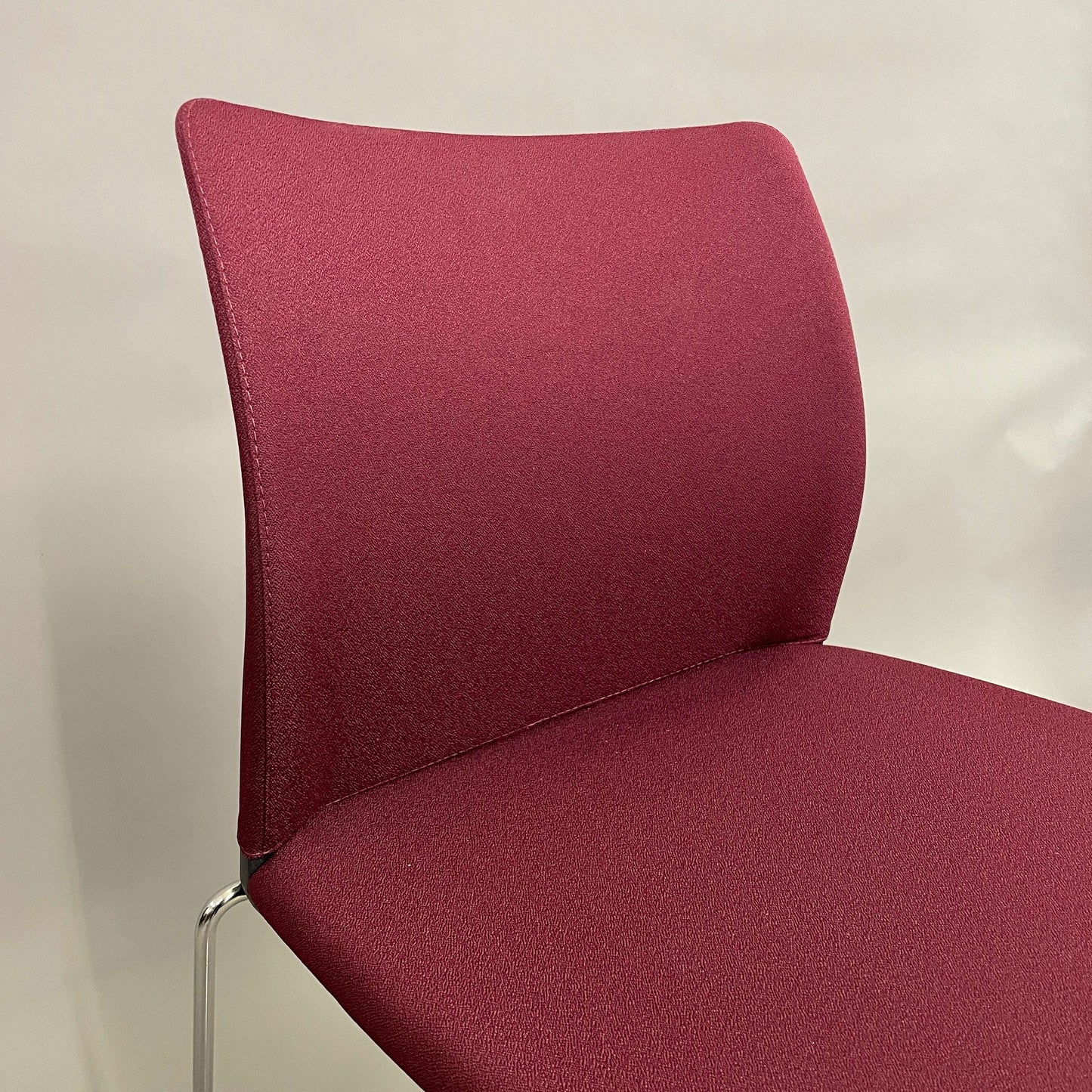 LD Seating Stapelstuhl Trend 522 gepolstert dunkelrot mit Chromgestell, stapelbar