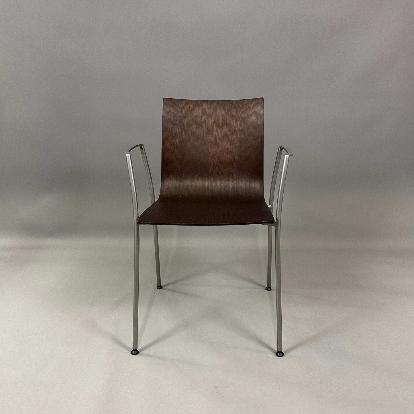 LaPalma S15 thin Stuhl mit Nussbaum-Sitzschale und sandgestrahltem Edelstahlgestell