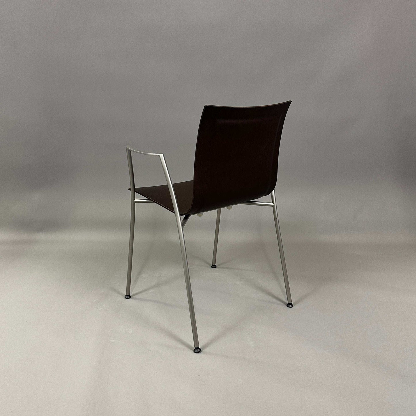 LaPalma S15 thin Stuhl mit sandgestrahltem Edelstahlgestell und Nussbaumdekor Sitzschale, Sitzhöhe 44cm