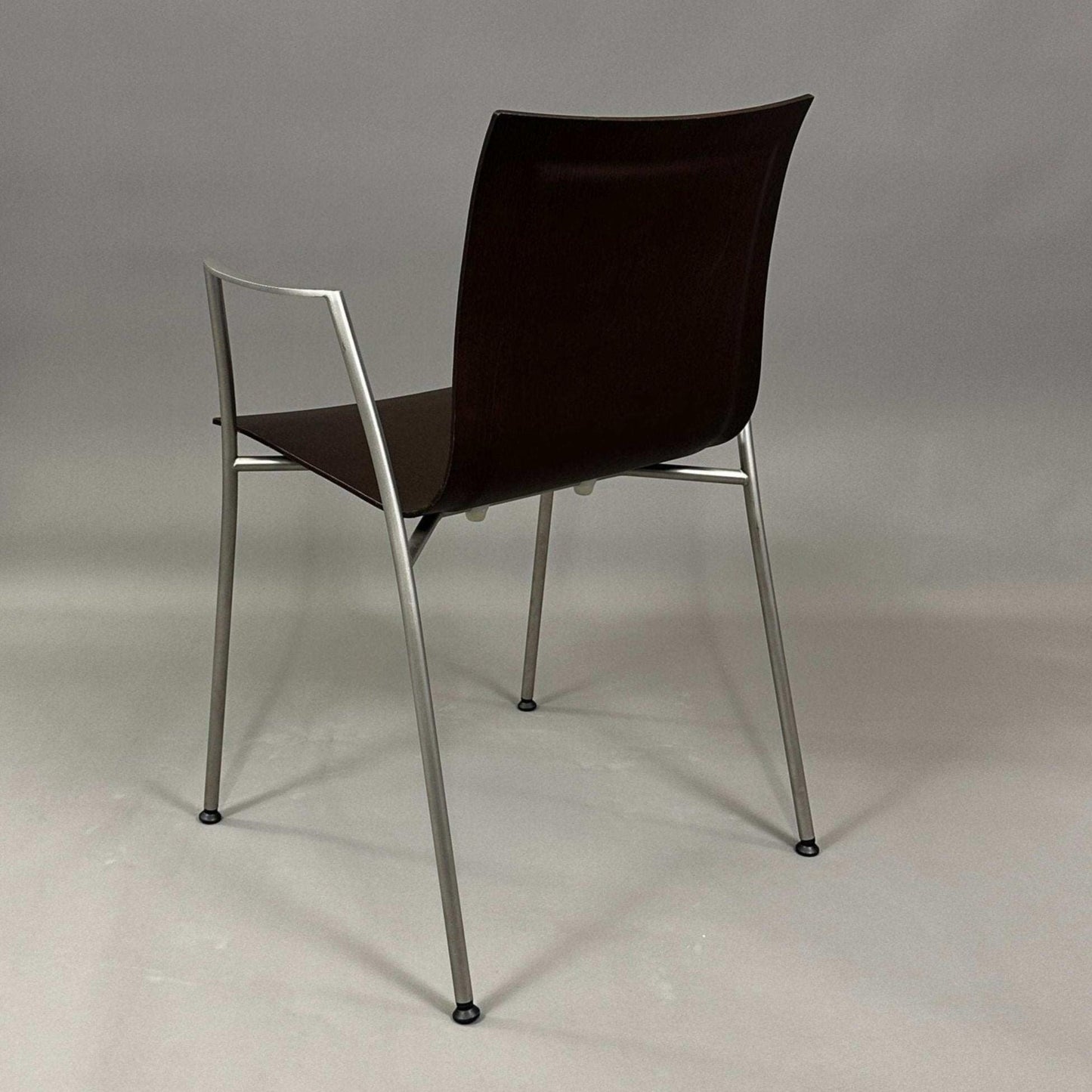 LaPalma S15 thin Stuhl mit sandgestrahltem Edelstahlgestell und Nussbaumdekor Sitzschale, Sitzhöhe 44cm