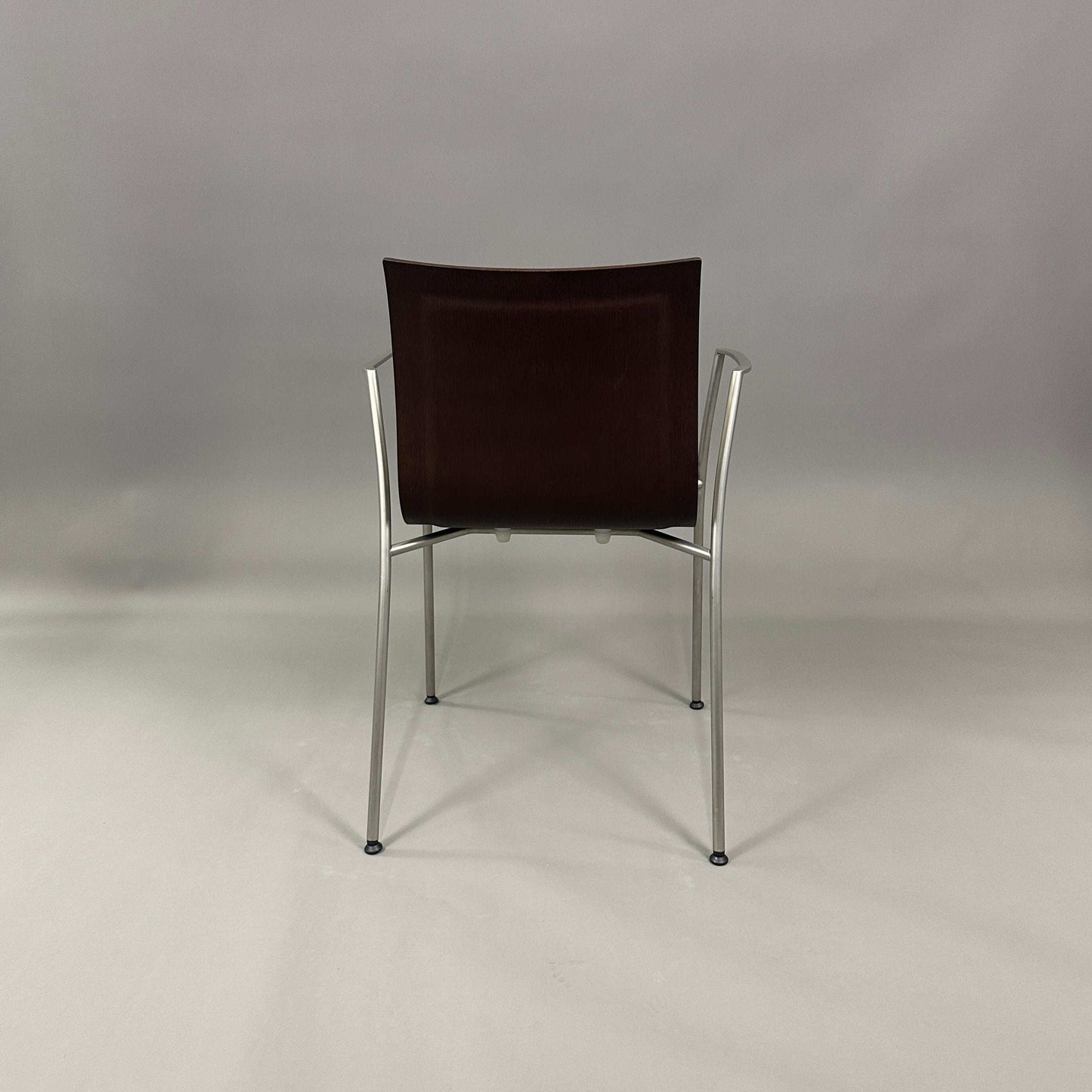 LaPalma S15 thin Stuhl mit sandgestrahltem Edelstahlgestell und Nussbaum-Sitzschale, Sitzhöhe 44cm