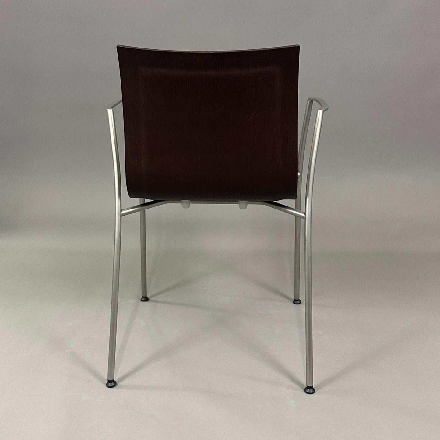 LaPalma S15 thin Stuhl mit sandgestrahltem Edelstahlgestell und Nussbaum-Sitzschale, Sitzhöhe 44cm