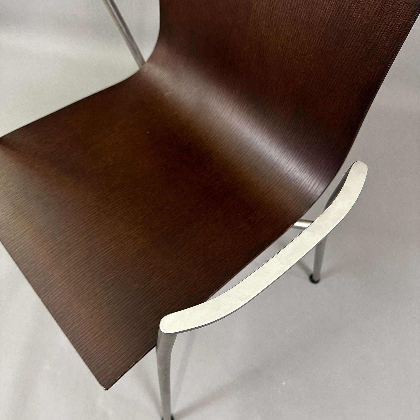 LaPalma S15 thin Stuhl mit sandgestrahltem Edelstahlgestell und Nussbaumdekor Sitzschale