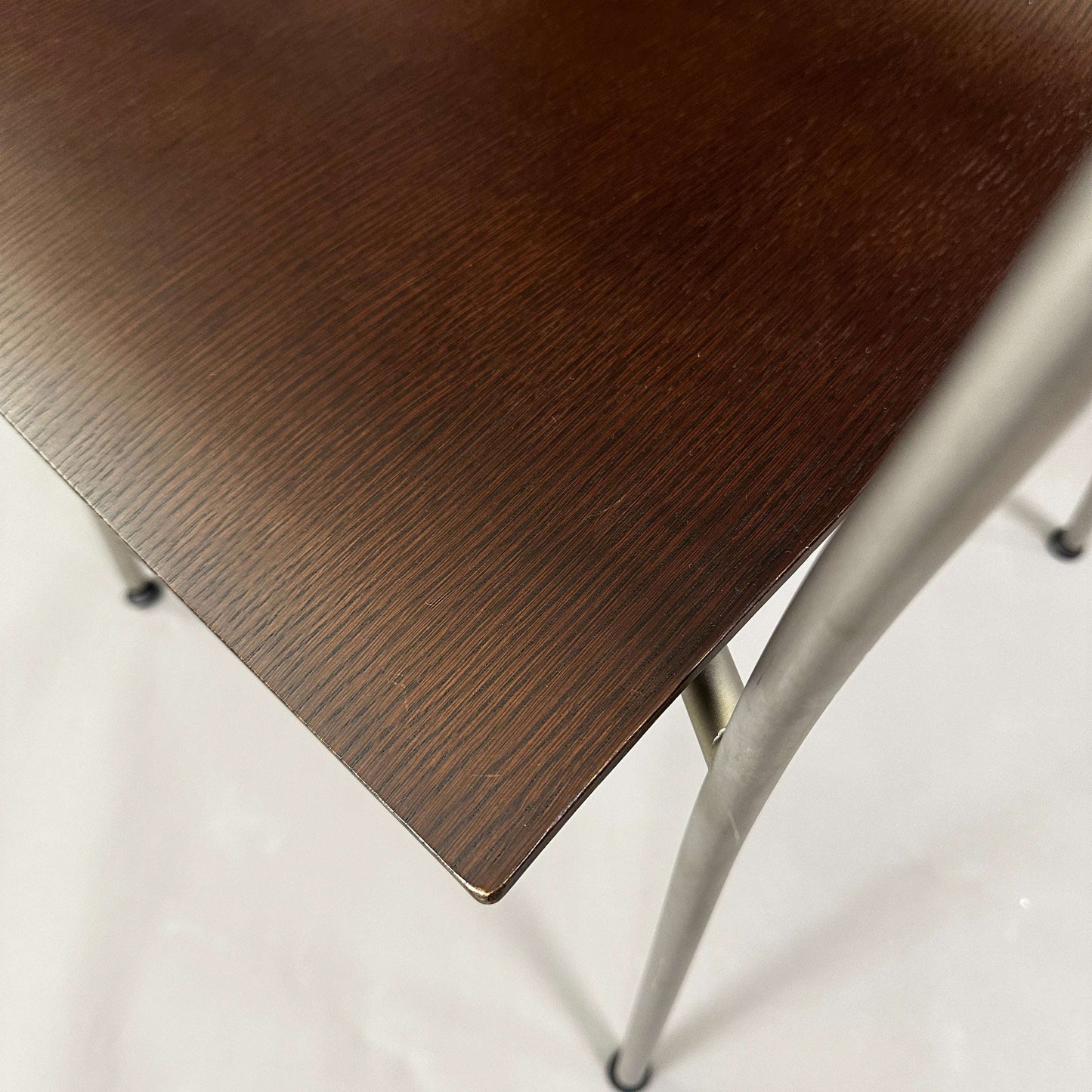 LaPalma S15 thin Stuhl mit sandgestrahltem Edelstahlgestell und Nussbaum-Sitzschale
