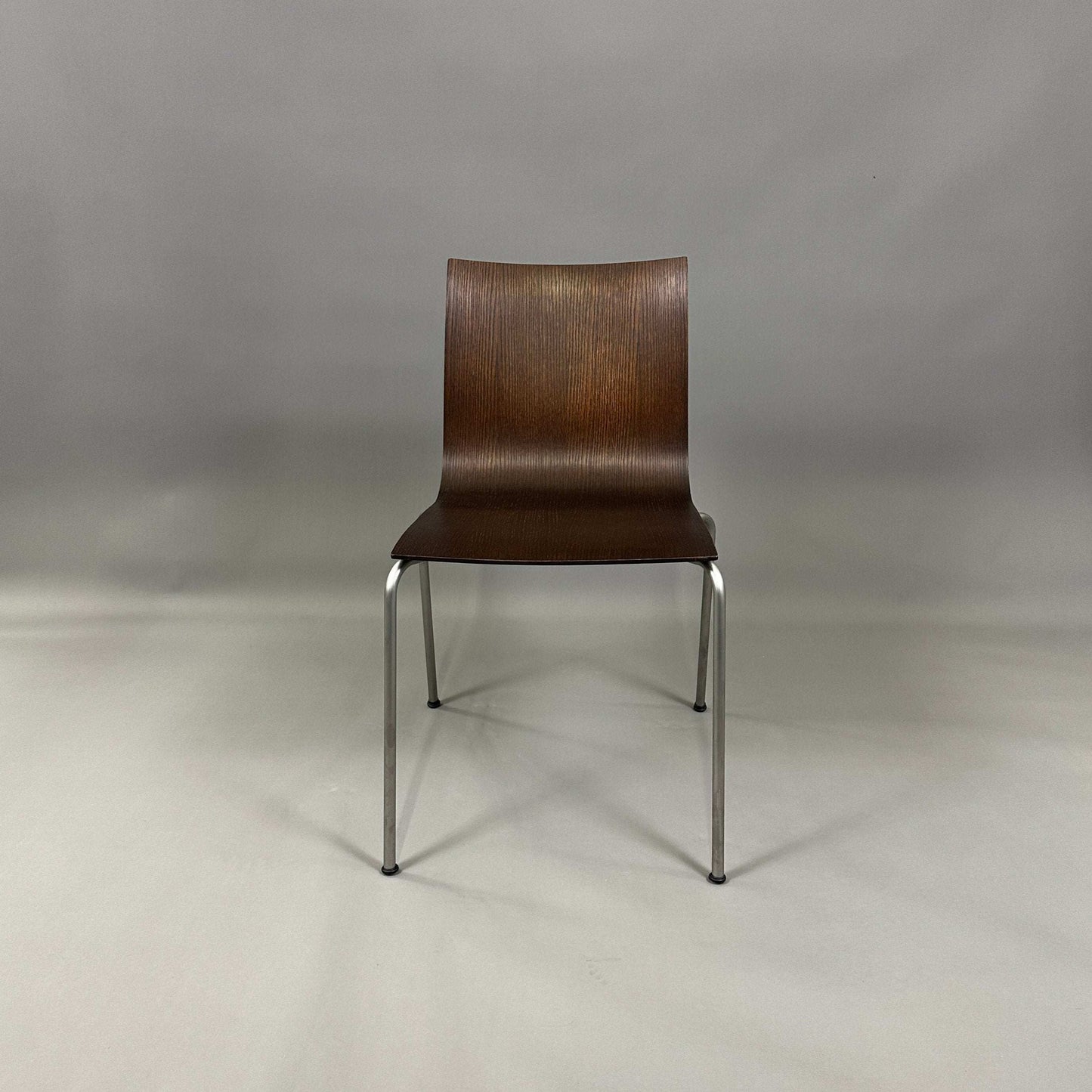 LaPalma S16 thin Stuhl mit sandgestrahltem Edelstahlgestell und Nussbaumholz-Sitzschale, Sitzhöhe 44 cm