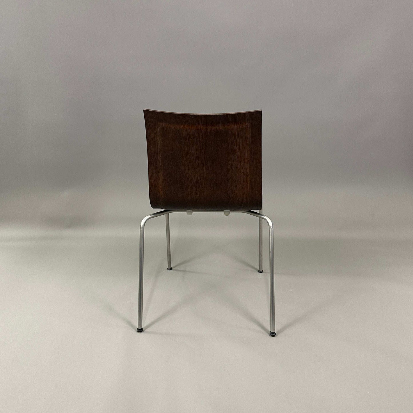 LaPalma S16 thin Stuhl mit sandgestrahltem Edelstahlgestell und Nussbaum-Sitzschale von hinten gesehen