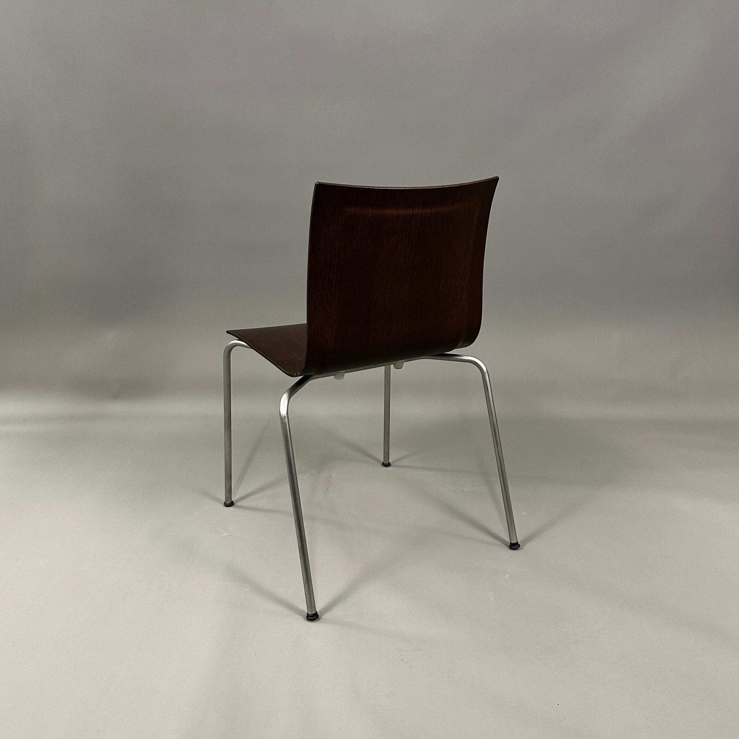 LaPalma S16 thin Stuhl mit Nussbaumdekor Sitzschale und sandgestrahltem Edelstahlgestell