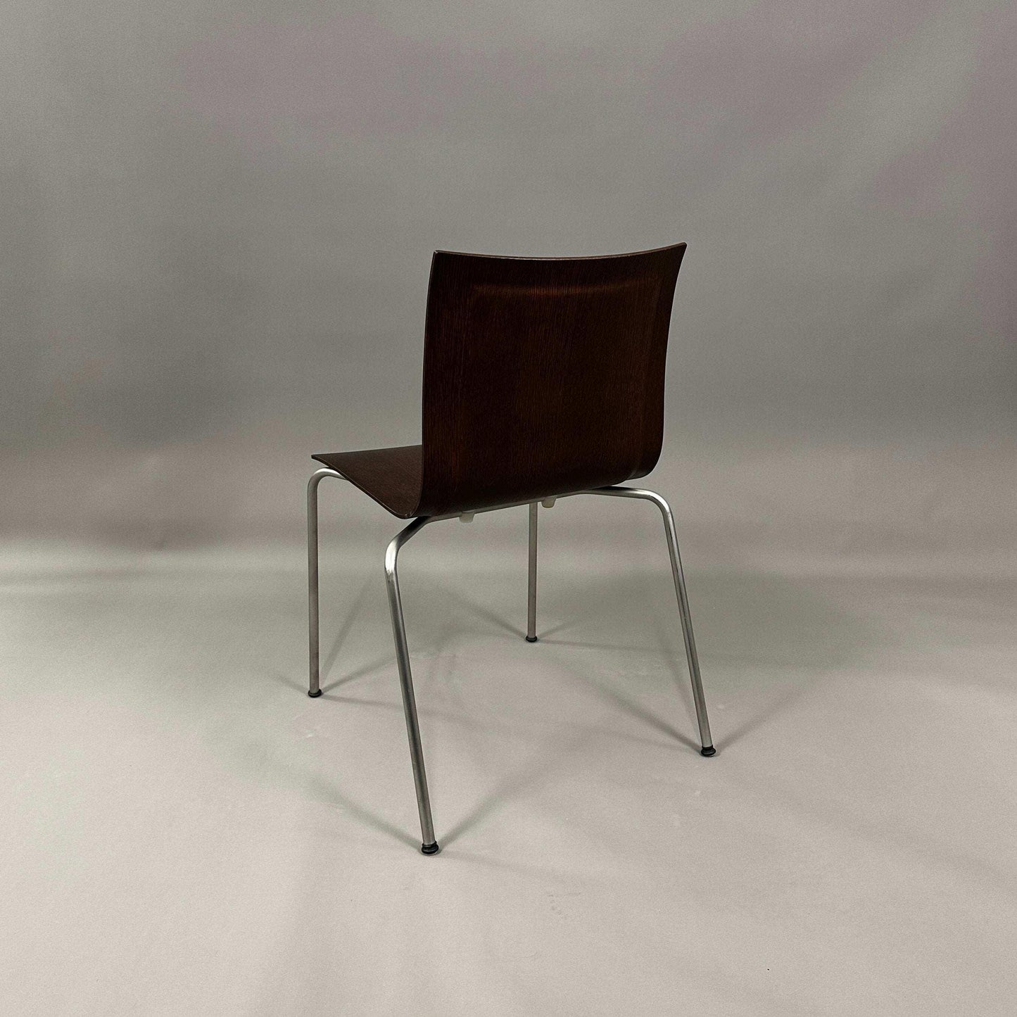 LaPalma S16 thin Stuhl mit Nussbaumdekor Sitzschale und sandgestrahltem Edelstahlgestell
