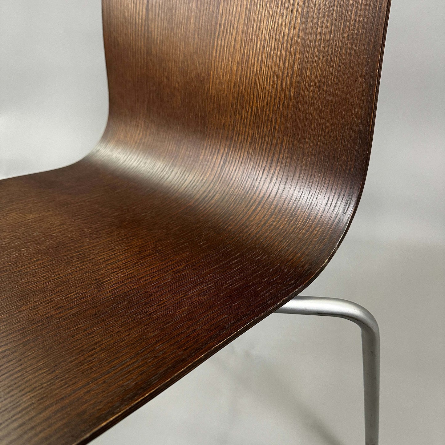 LaPalma S16 thin Stuhl mit Nussbaum-Sitzschale und sandgestrahltem Edelstahlgestell